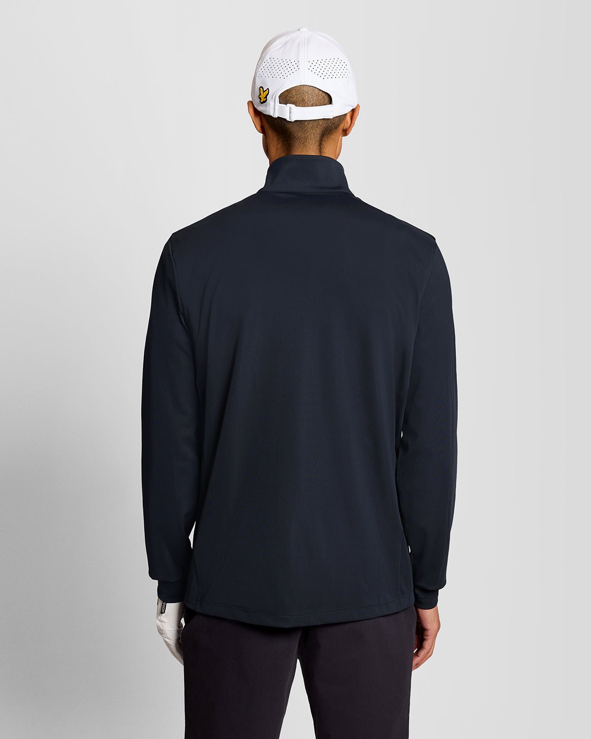 Homme portant une couche intermédiaire Performance à fermeture éclair 1/4, couleur bleu marine foncé