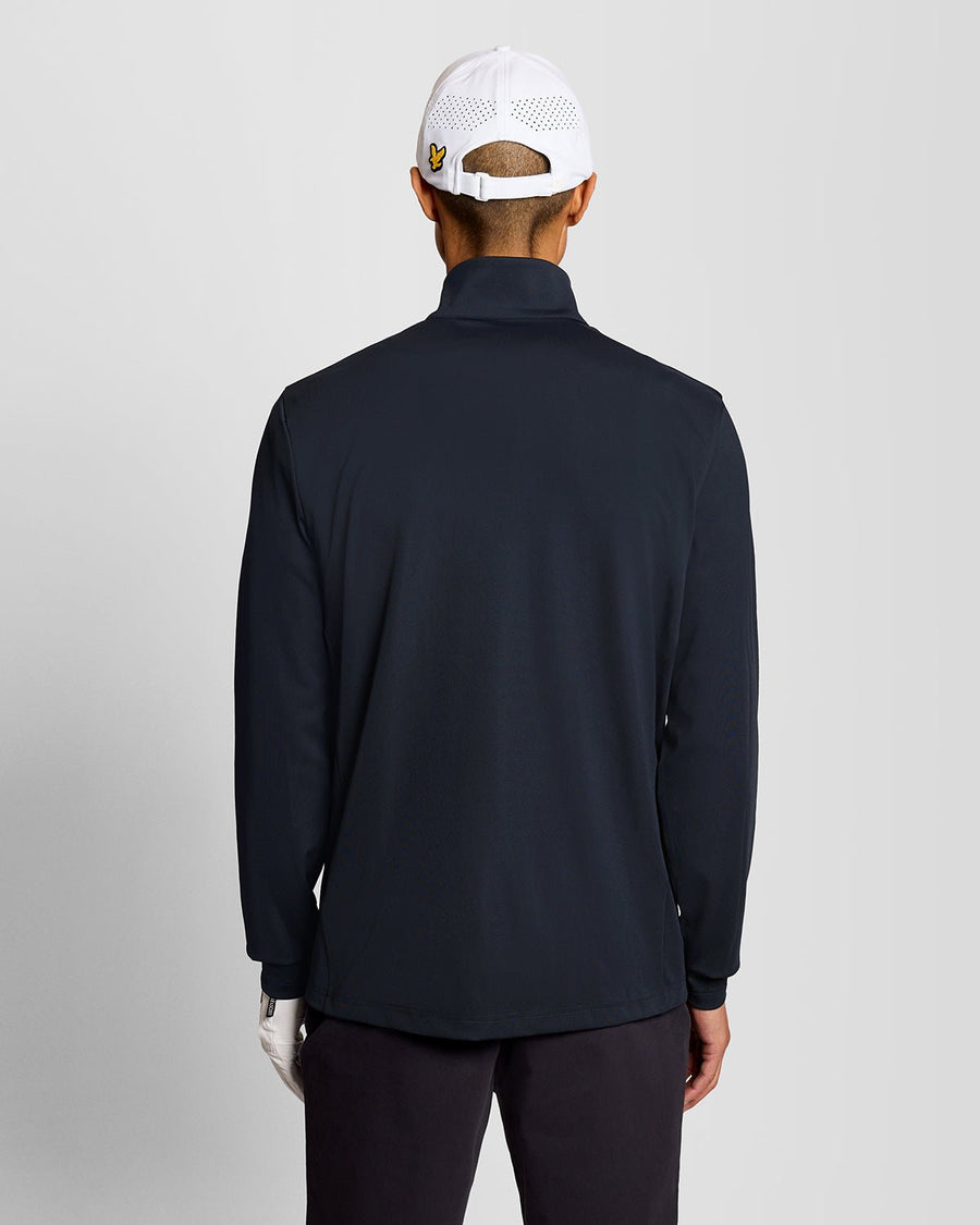 Homme portant une couche intermédiaire Performance à fermeture éclair 1/4, couleur bleu marine foncé