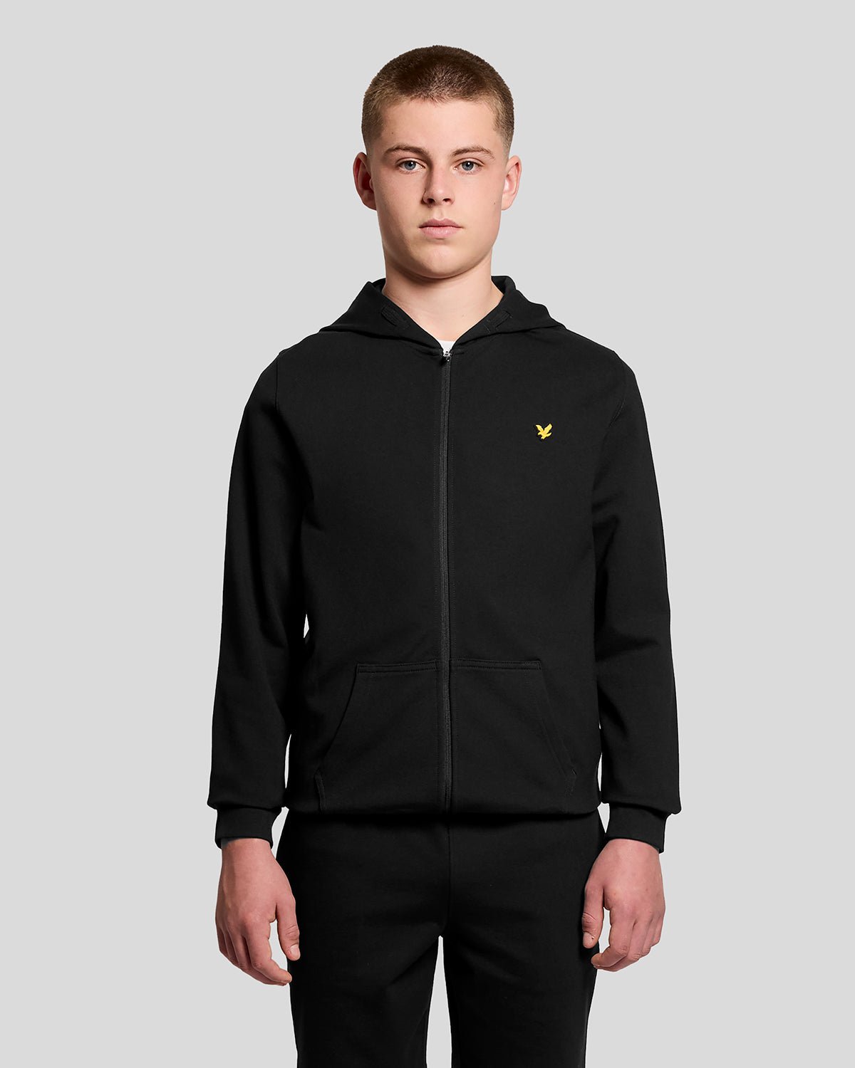 Hombre con sudadera con capucha deportiva ligera en negro azabache