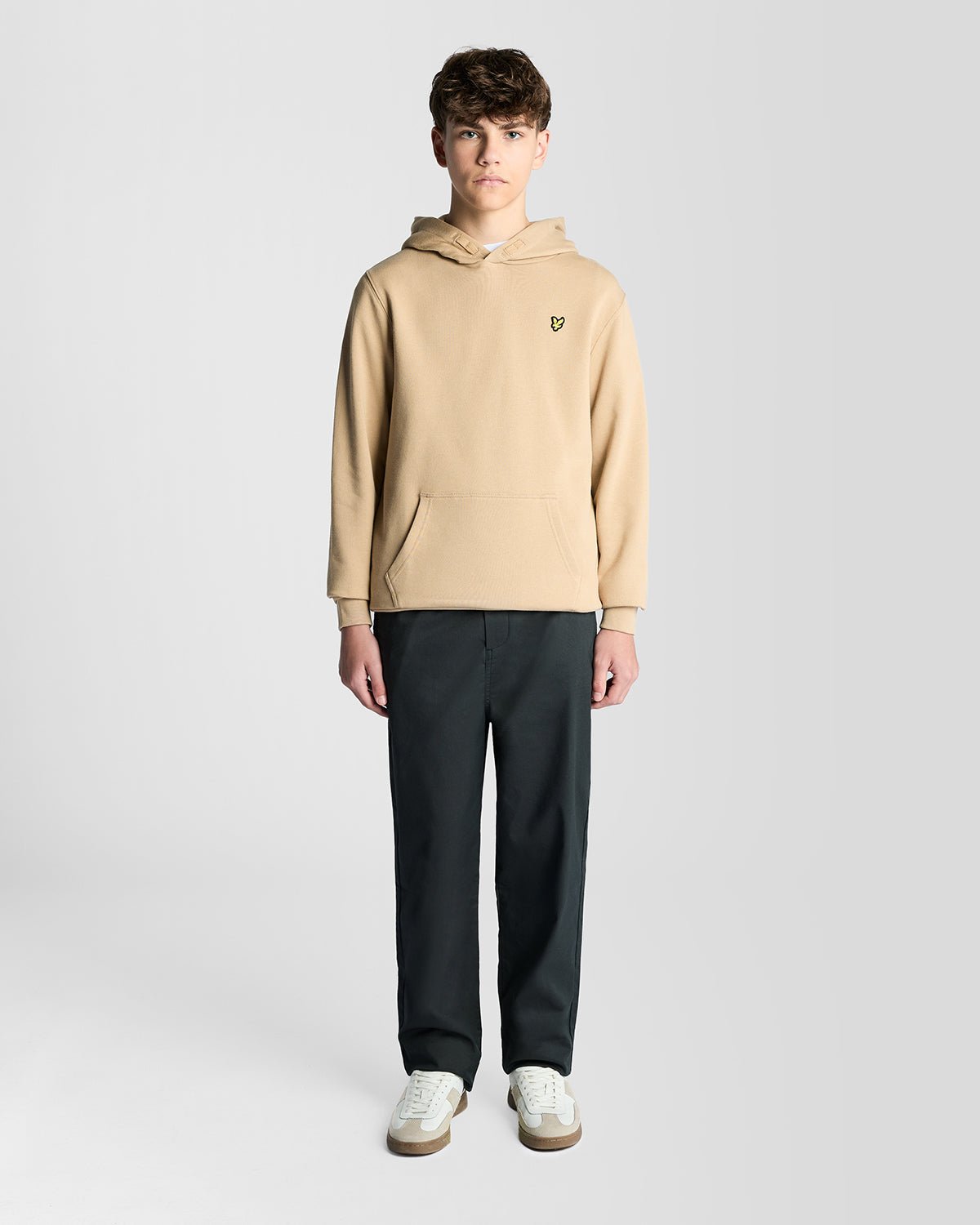 Un homme porte un sweat à capuche en coton Loopback couleur sable foncé
