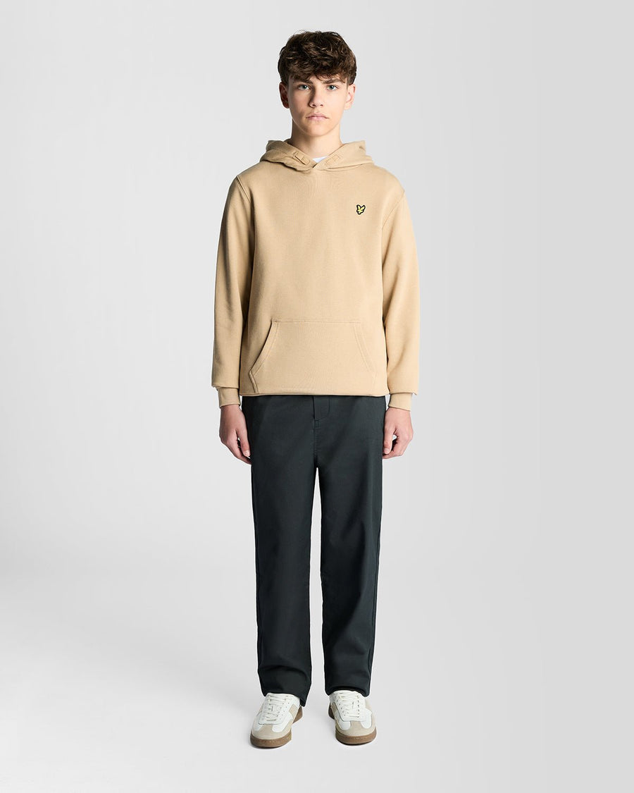 Un homme porte un sweat à capuche en coton Loopback couleur sable foncé