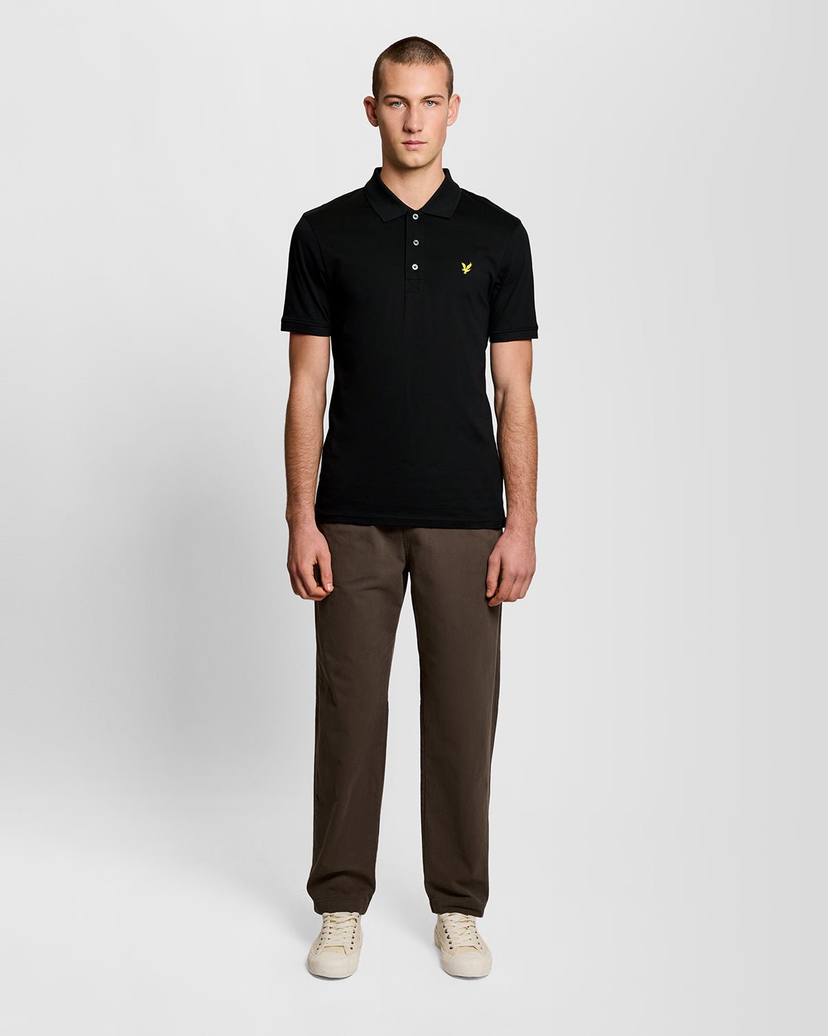 Uomo con polo in jersey di cotone nero corvino