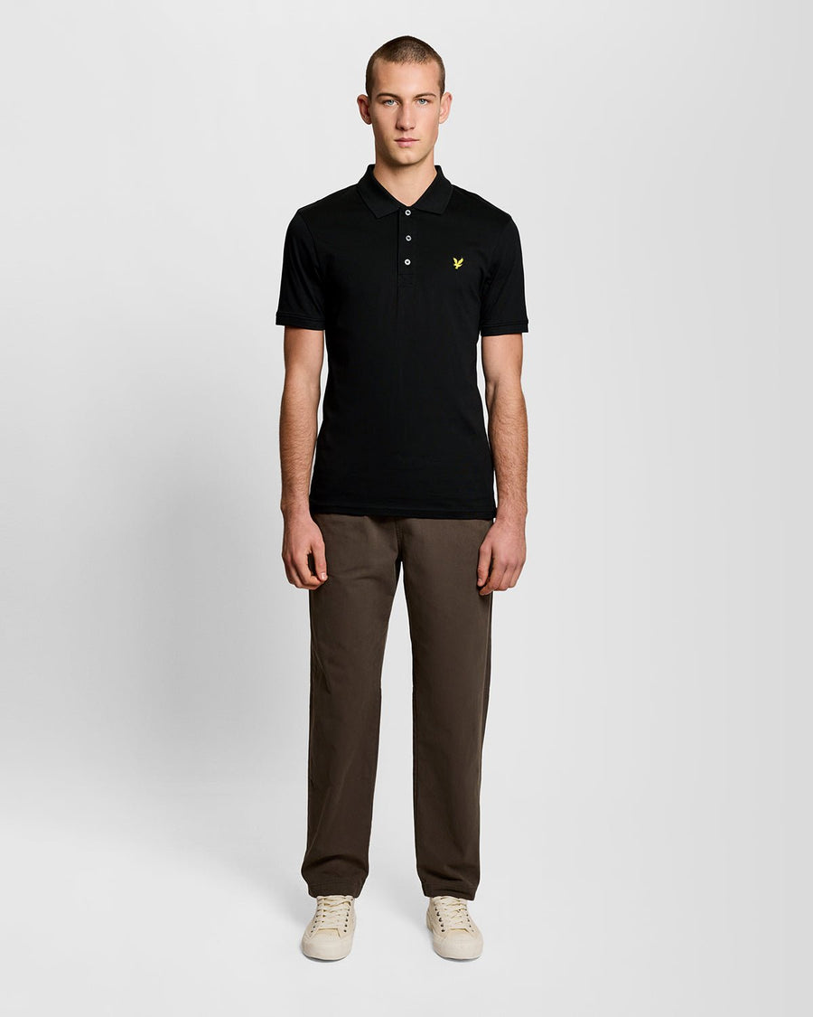 Uomo con polo in jersey di cotone nero corvino