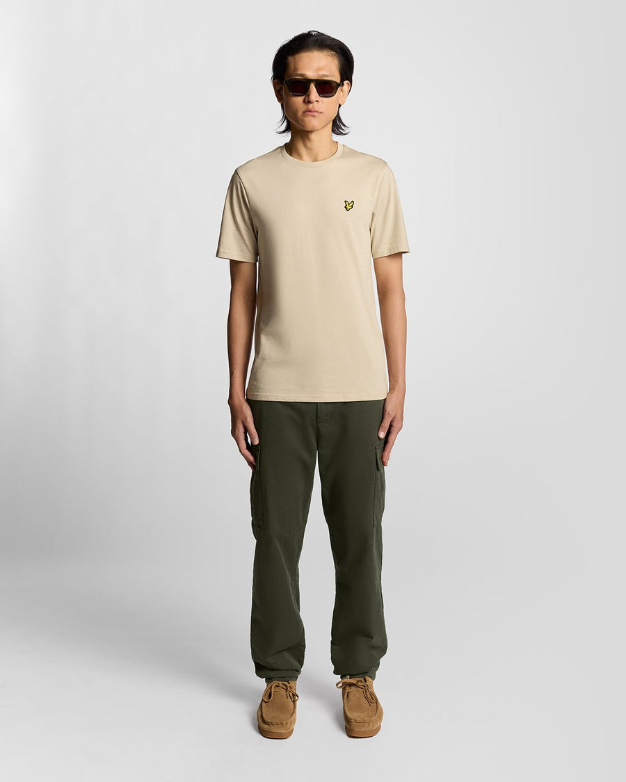 Homme portant un pantalon cargo à poches, couleur olive