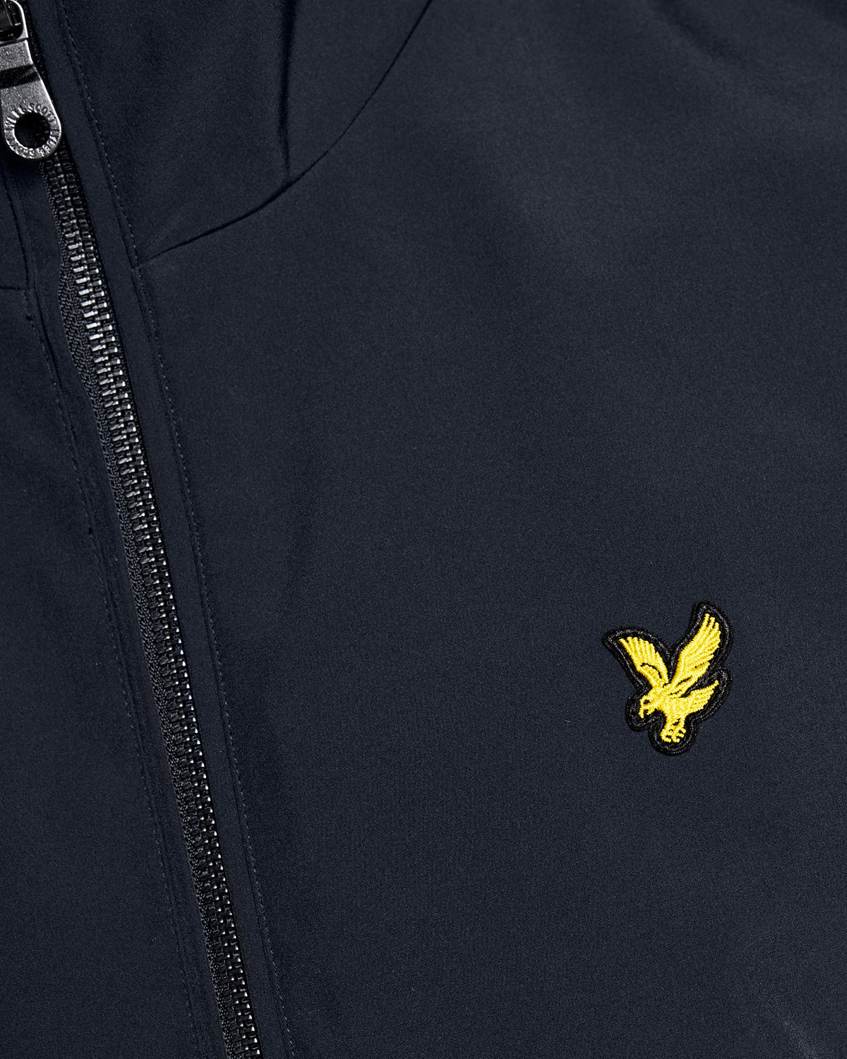 Homme portant un gilet softshell à dos en maille, bleu marine foncé