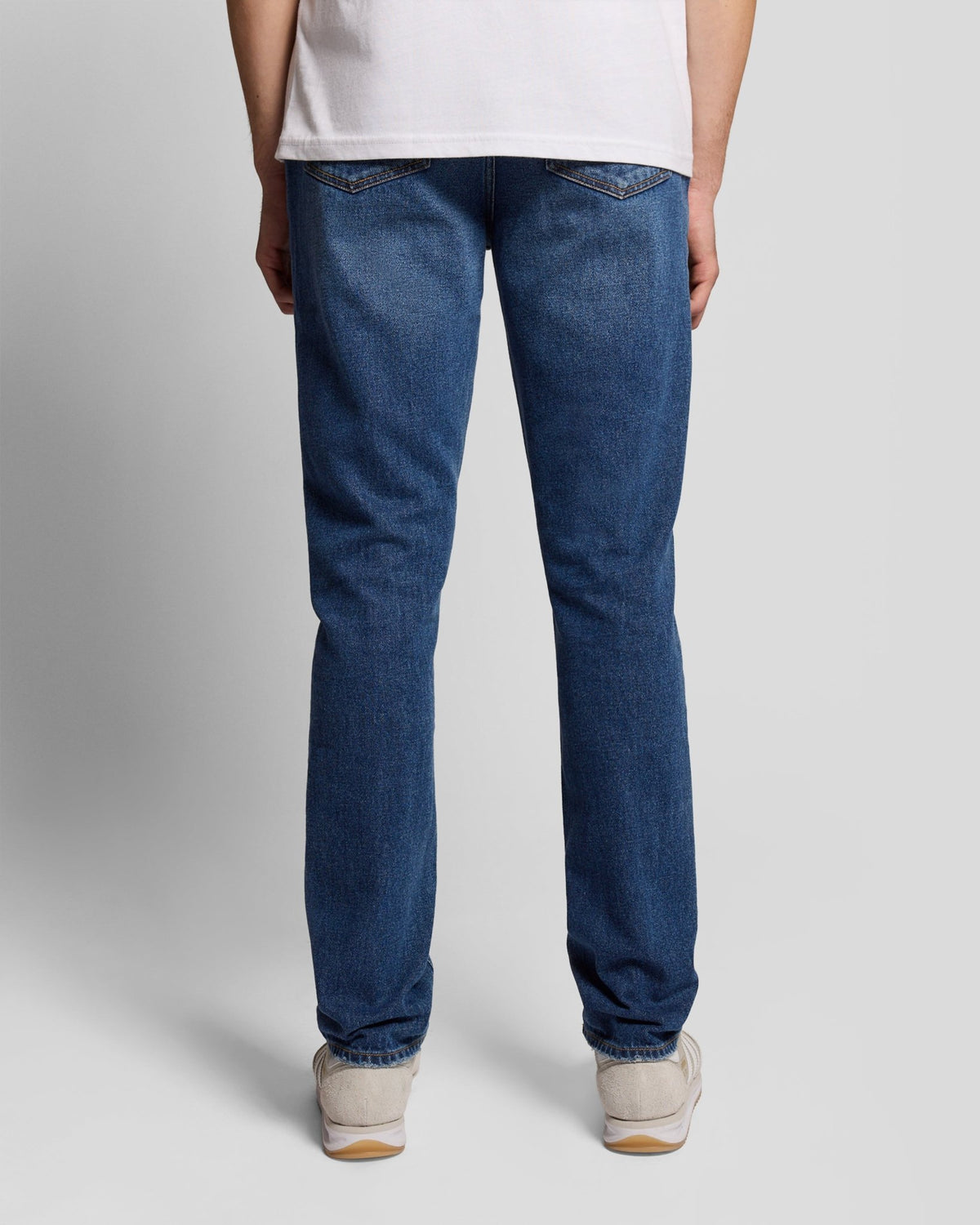 Uomo con jeans slim a zampa in indaco