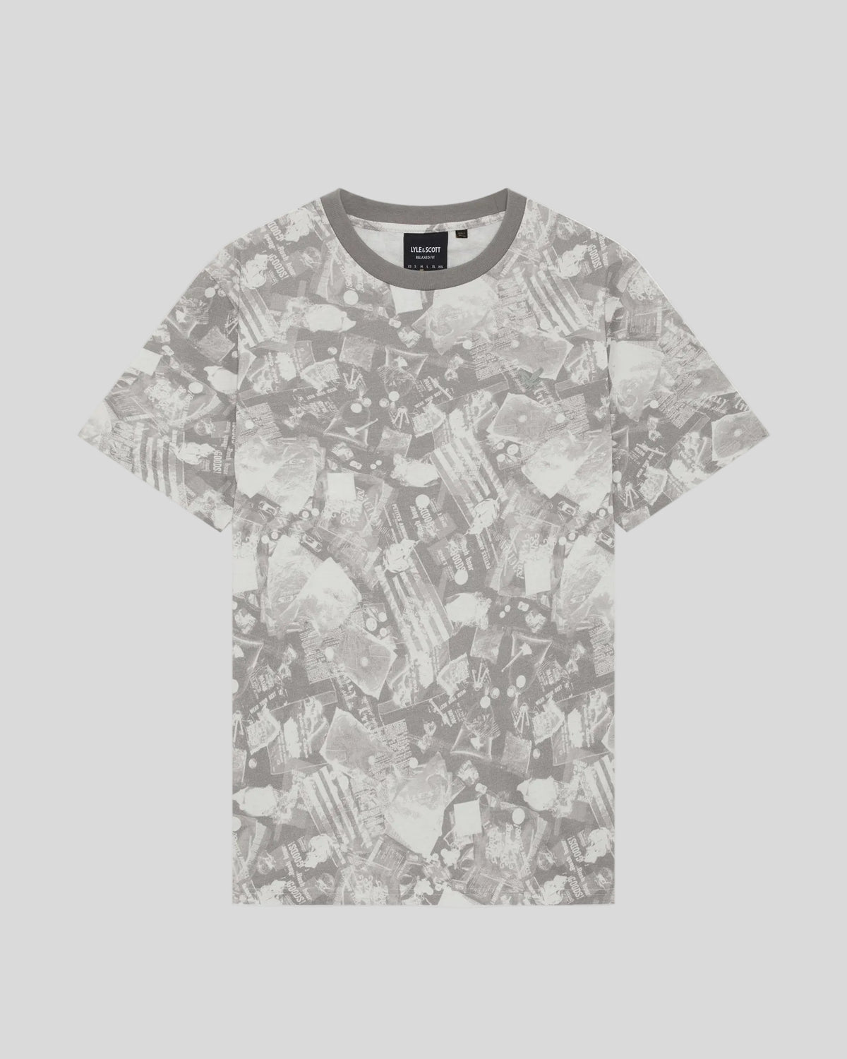 Un homme porte un t-shirt à imprimé graphique industriel de couleur gris froid