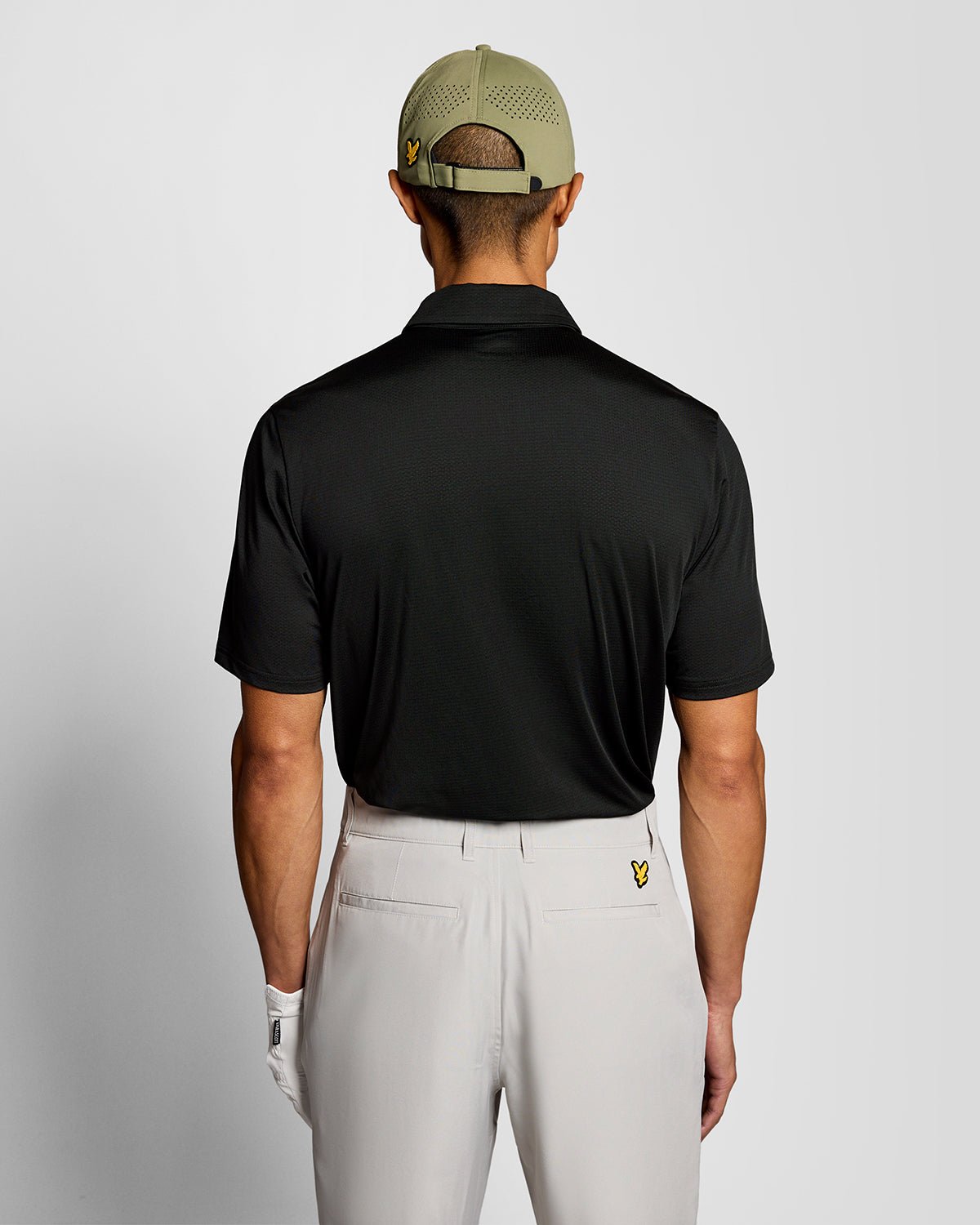 Homme portant un polo à patte de boutonnage dissimulée, couleur noir de jais