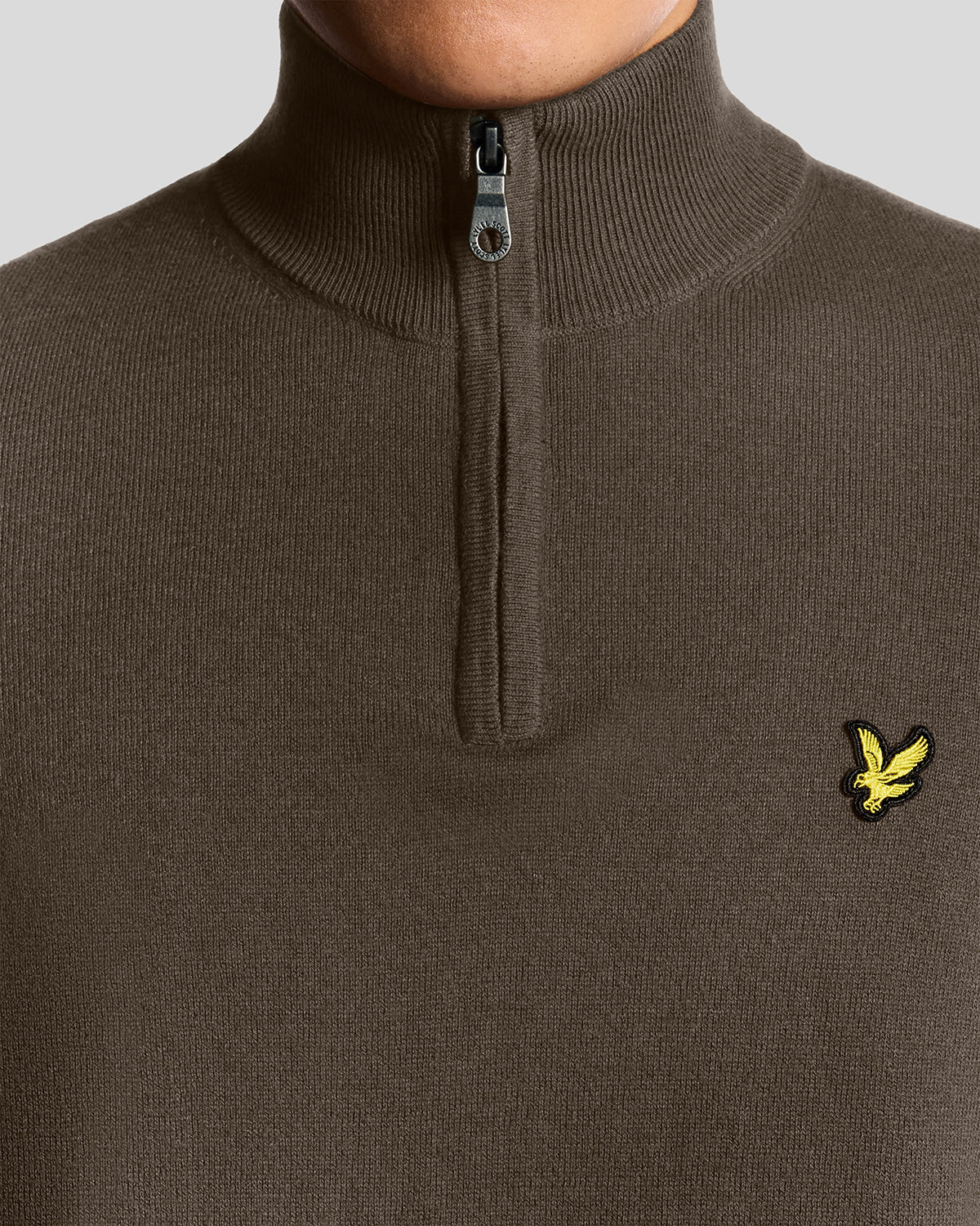 Herrenpullover aus Baumwolle und Merinowolle mit 1/4-Reißverschluss in der Farbe „Espresso“
