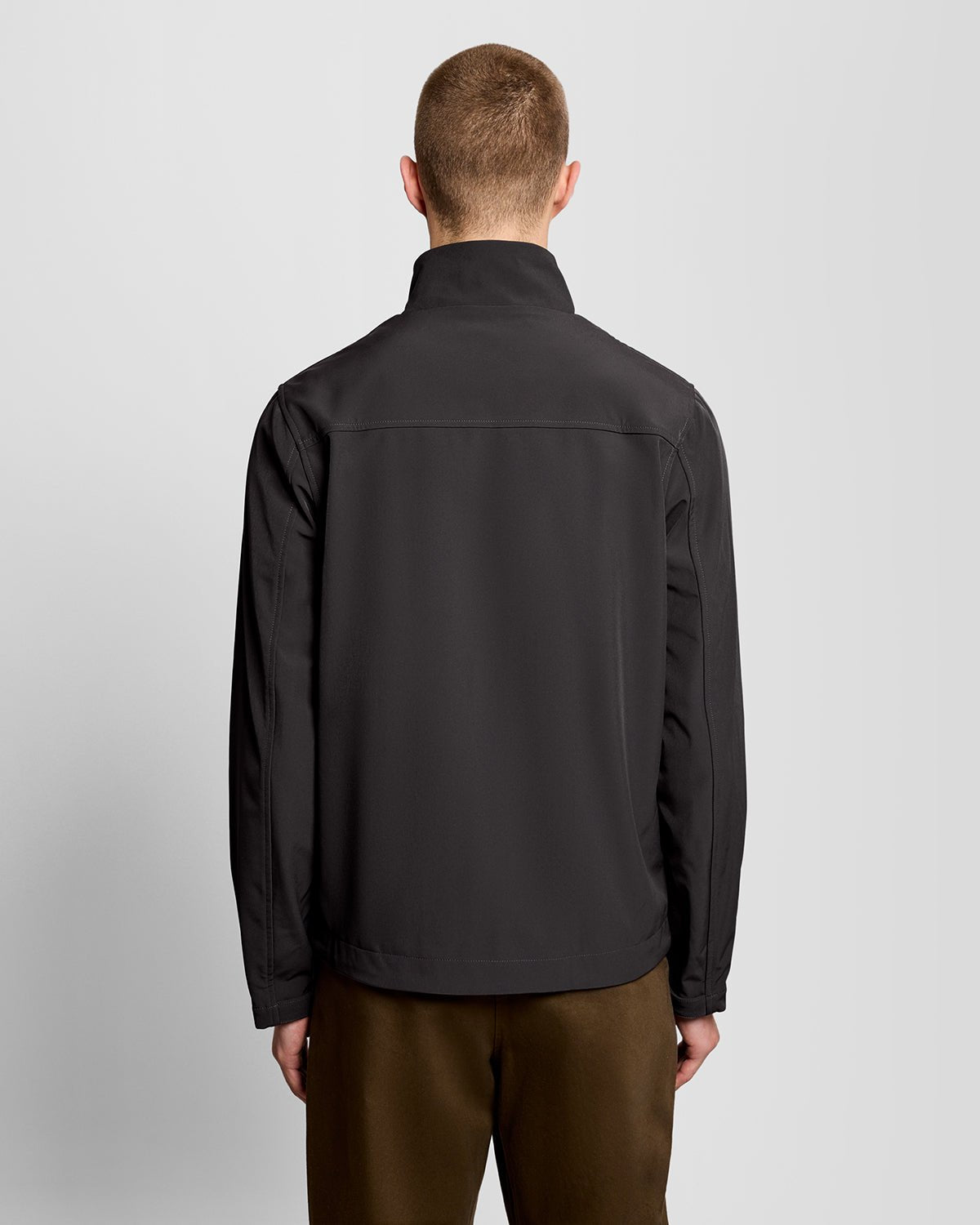 Homme portant une veste softshell à dos en maille, couleur gris métallisé