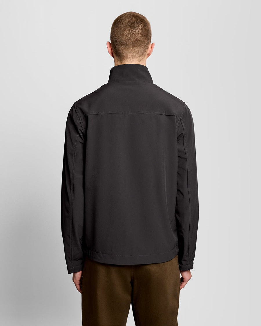 Homme portant une veste softshell à dos en maille, couleur gris métallisé