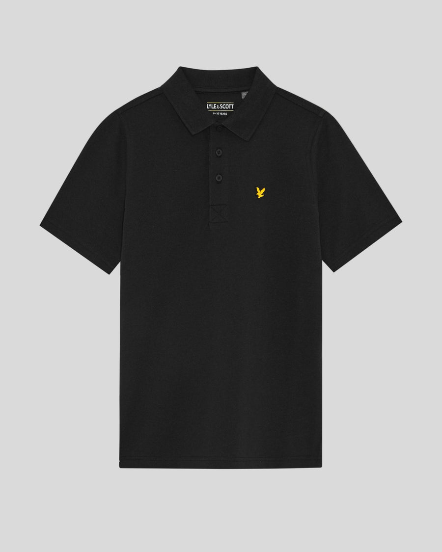 Un homme porte un polo de sport noir de jais