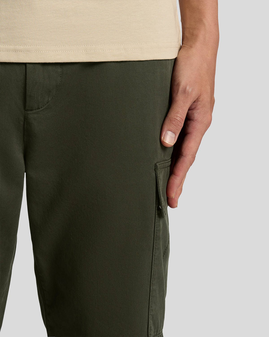 Homme portant un pantalon cargo à poches, couleur olive