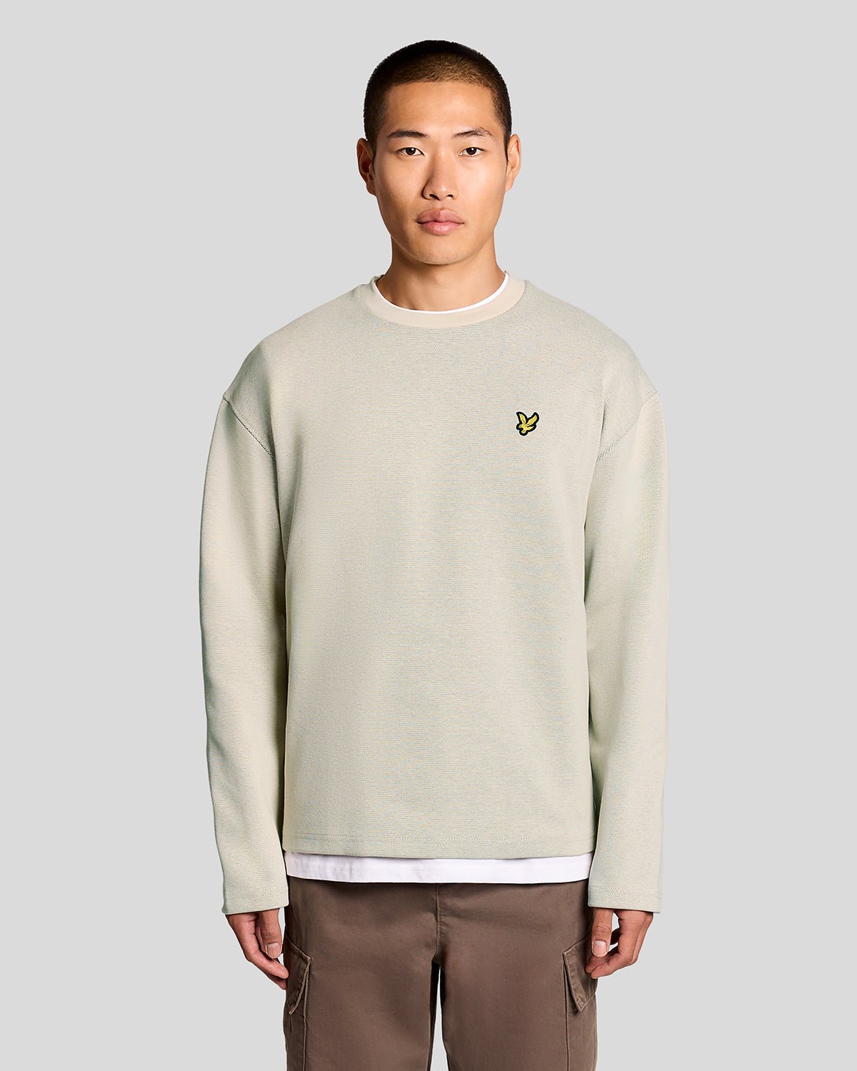 Hombre con sudadera de cuello redondo con jacquard en relieve en color gris claro