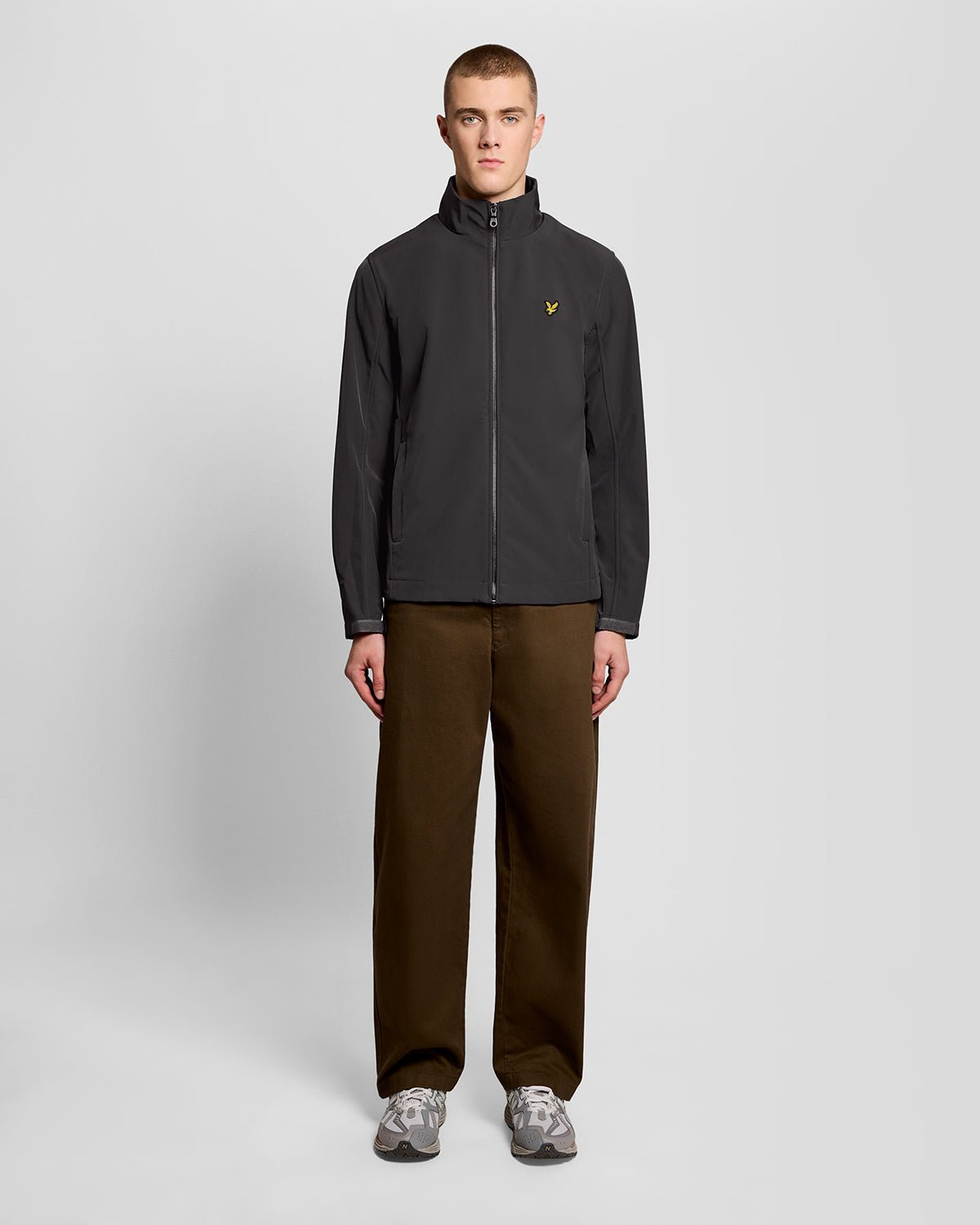 Homme portant une veste softshell à dos en maille, couleur gris métallisé