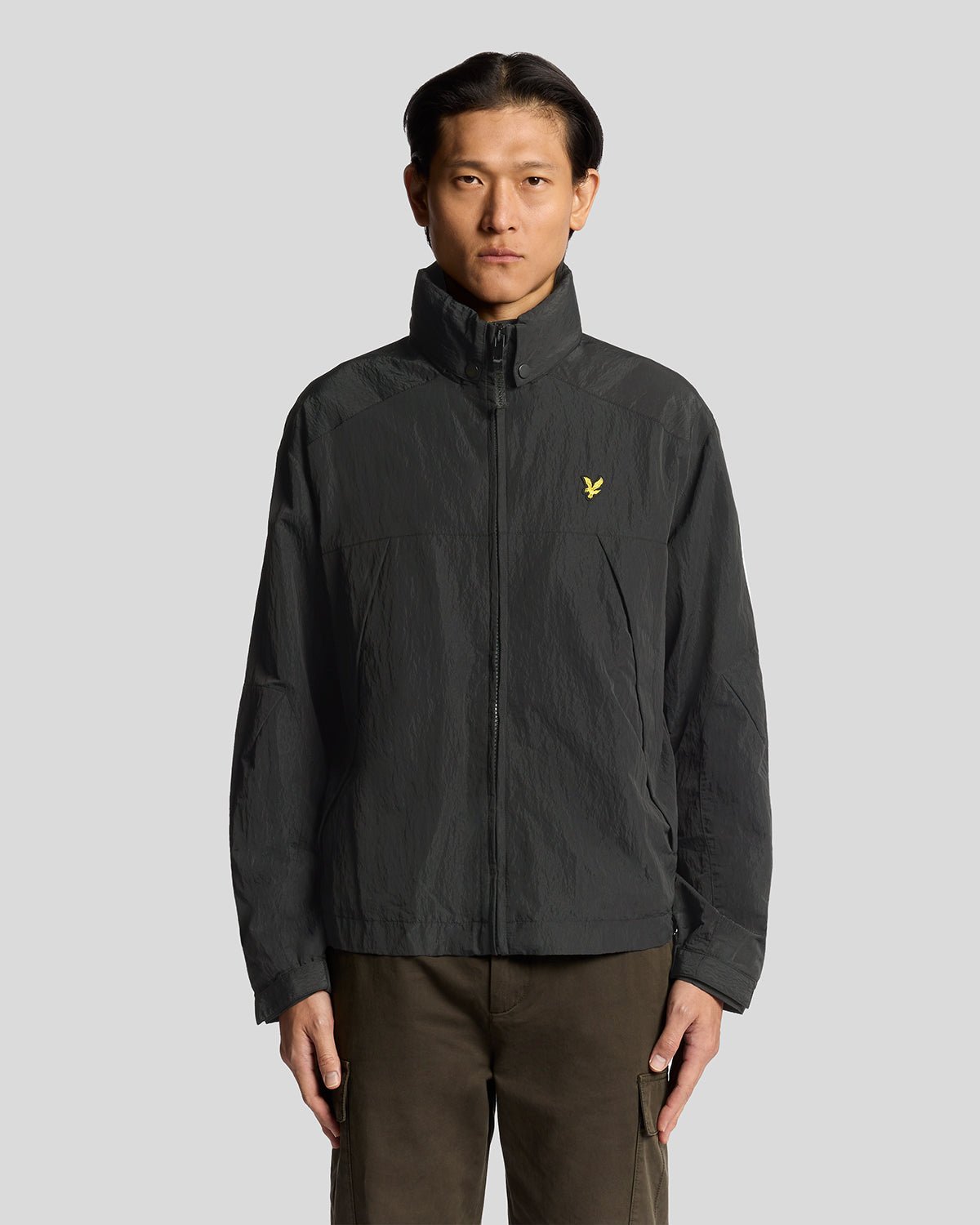 Un homme porte la veste Packaway en Black Ice