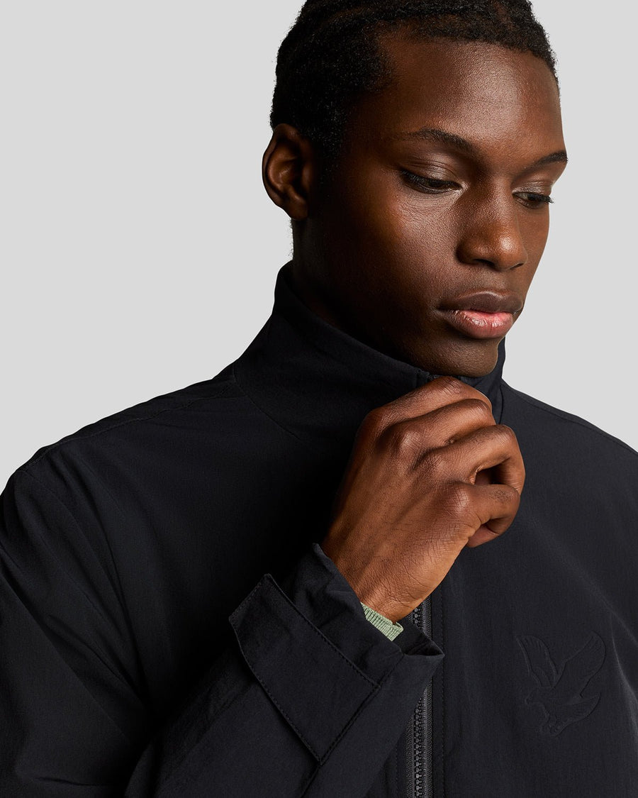 Man draagt een Keyline-windjack in Jet Black