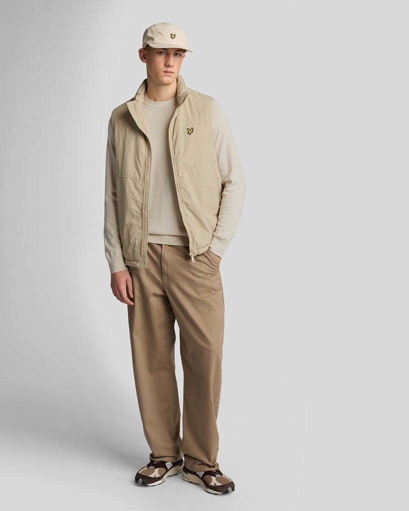 Homme portant un pull à col rond en coton et laine mérinos, couleur Cove