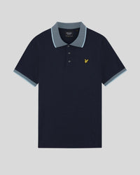 Man draagt een poloshirt met Birdseye-kraag in donker marineblauw/lichtblauw