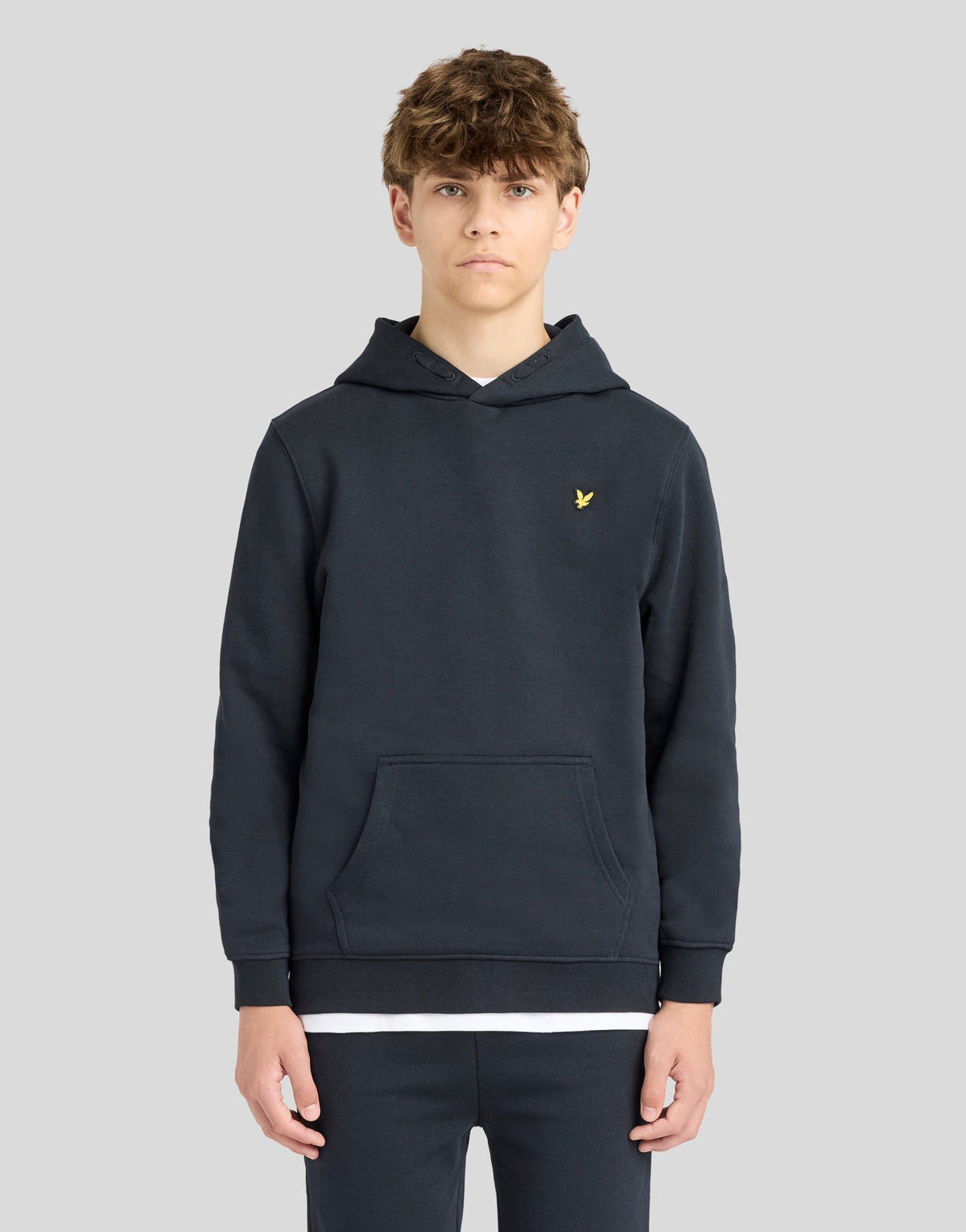 Garçon portant un sweat à capuche brossé bleu marine foncé