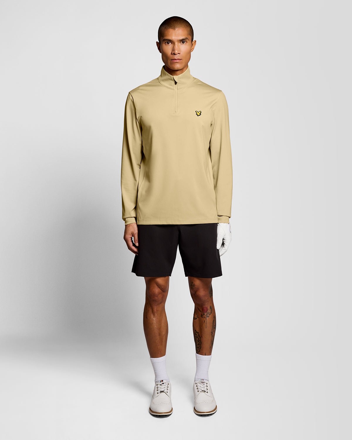 Hombre con la prenda intermedia Performance 1/4 Zip en color Mojave
