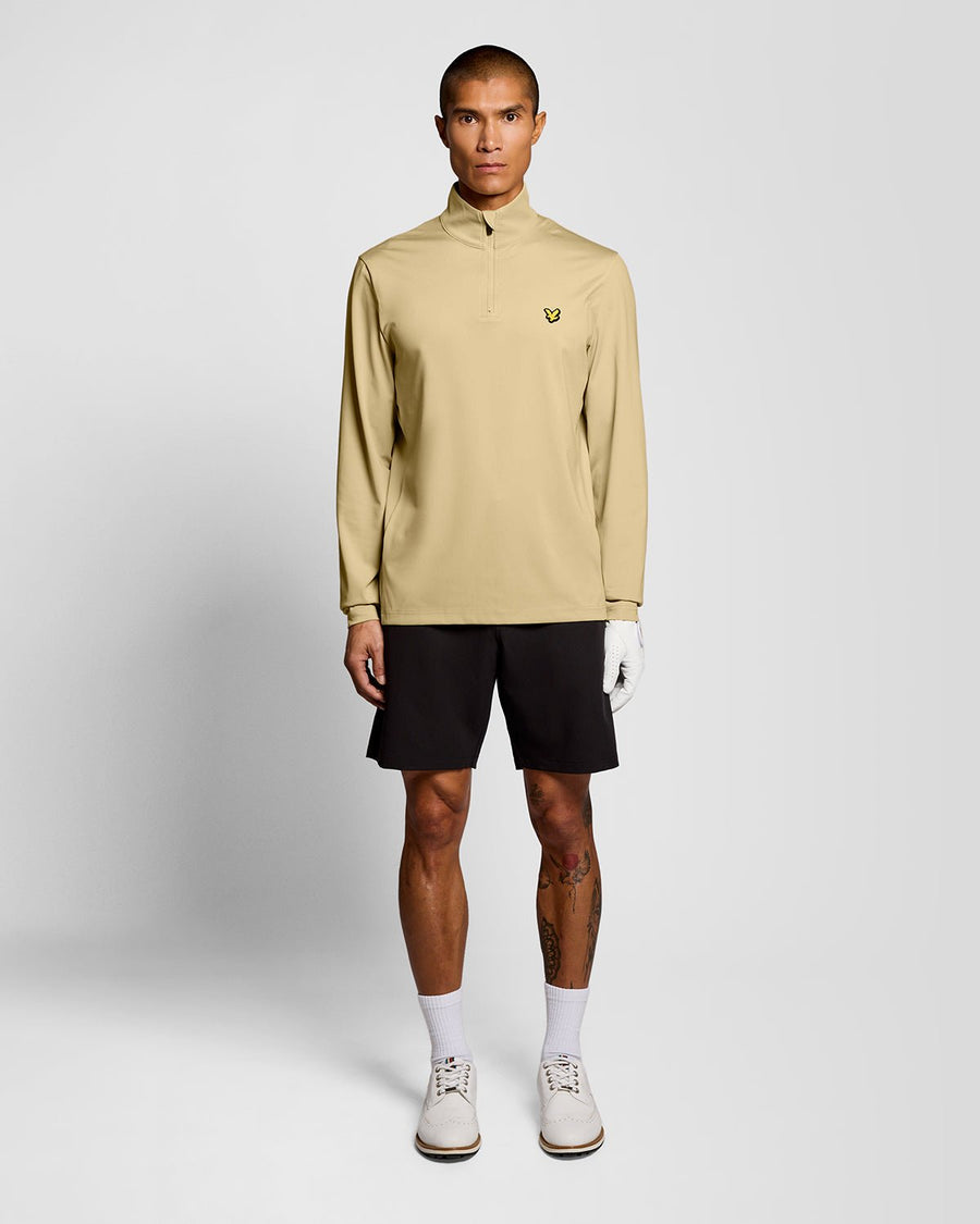 Hombre con la prenda intermedia Performance 1/4 Zip en color Mojave