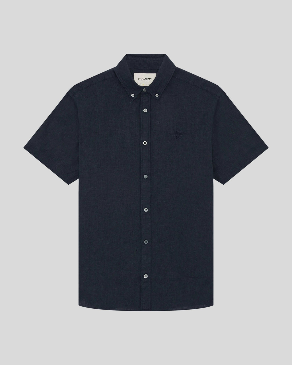 Un homme porte une chemise en lin à manches courtes couleur carbone