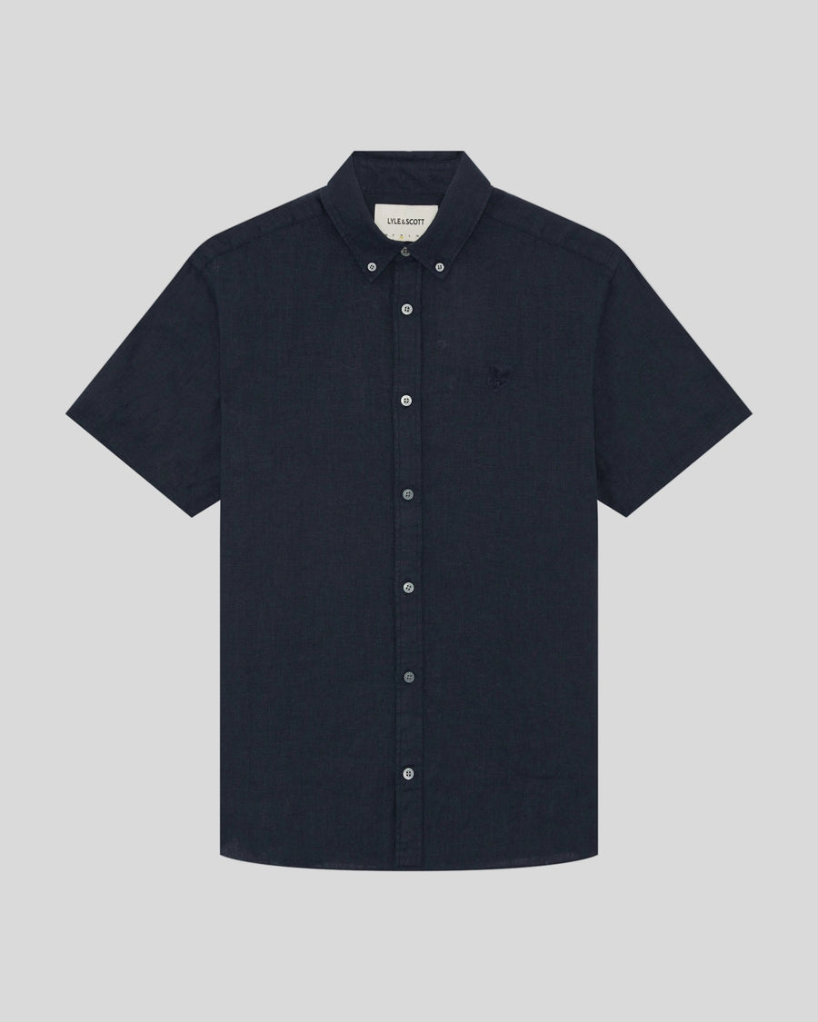 Un homme porte une chemise en lin à manches courtes couleur carbone