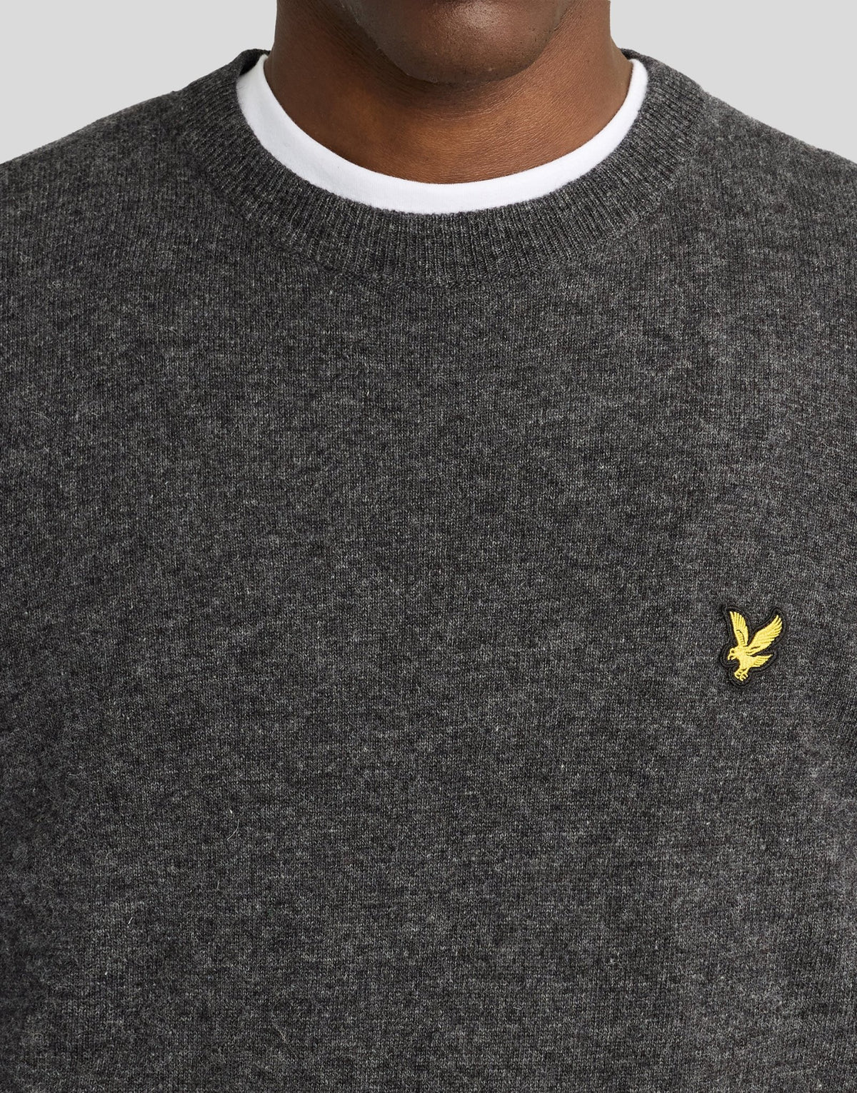 Homme portant un pull à col rond en laine d'agneau mélangée, couleur anthracite chiné