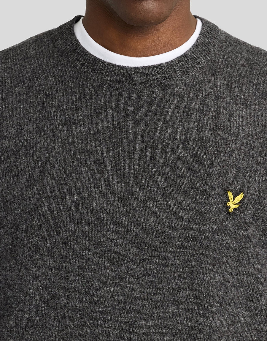 Homme portant un pull à col rond en laine d'agneau mélangée, couleur anthracite chiné