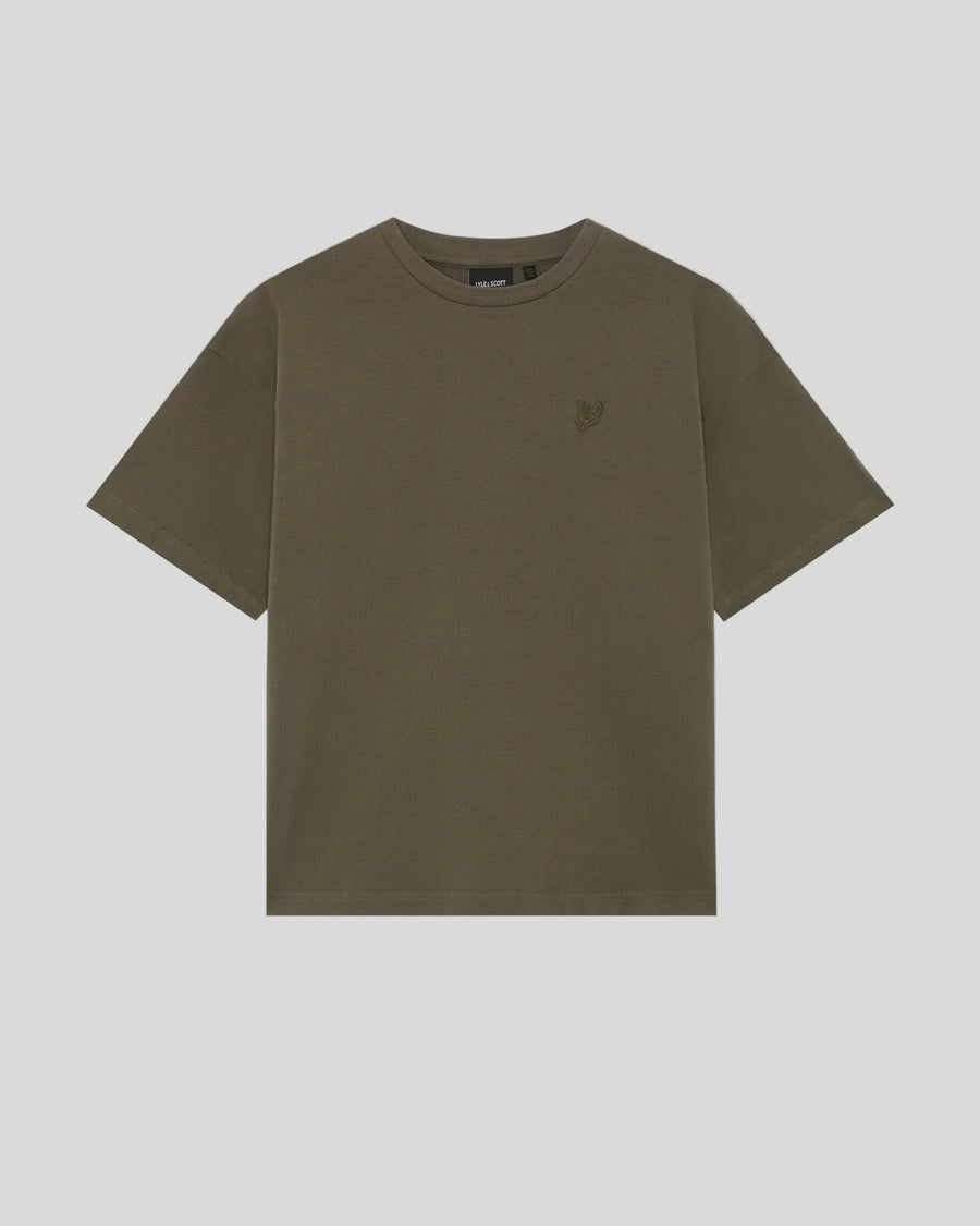 Homme portant un t-shirt ample épais, couleur kaki cendré