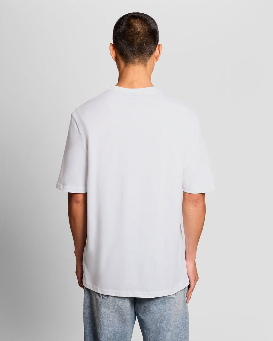 Un homme porte un t-shirt à motif sur la poitrine, de couleur blanche