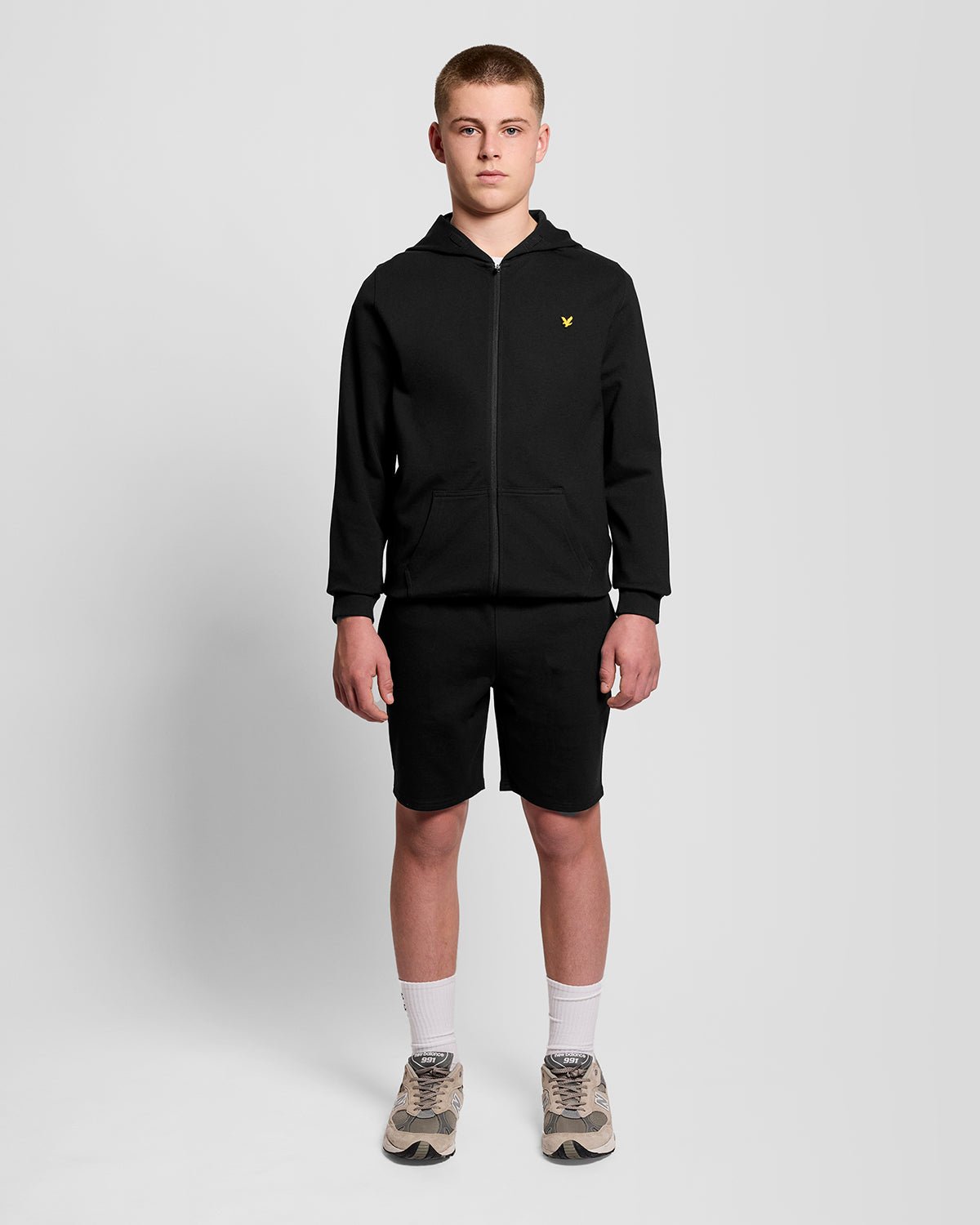 Hombre con sudadera con capucha deportiva ligera en negro azabache