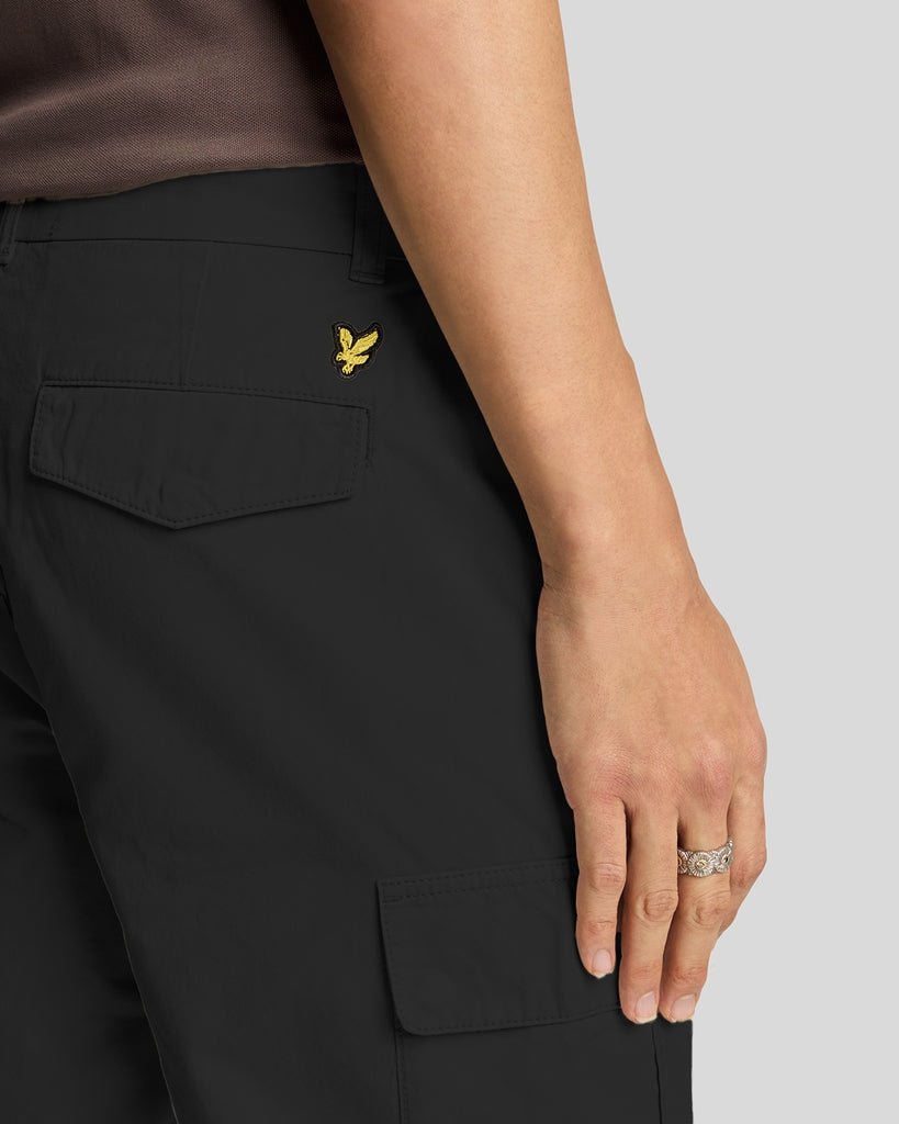 Uomo con pantaloni con tasche cargo in nero jet
