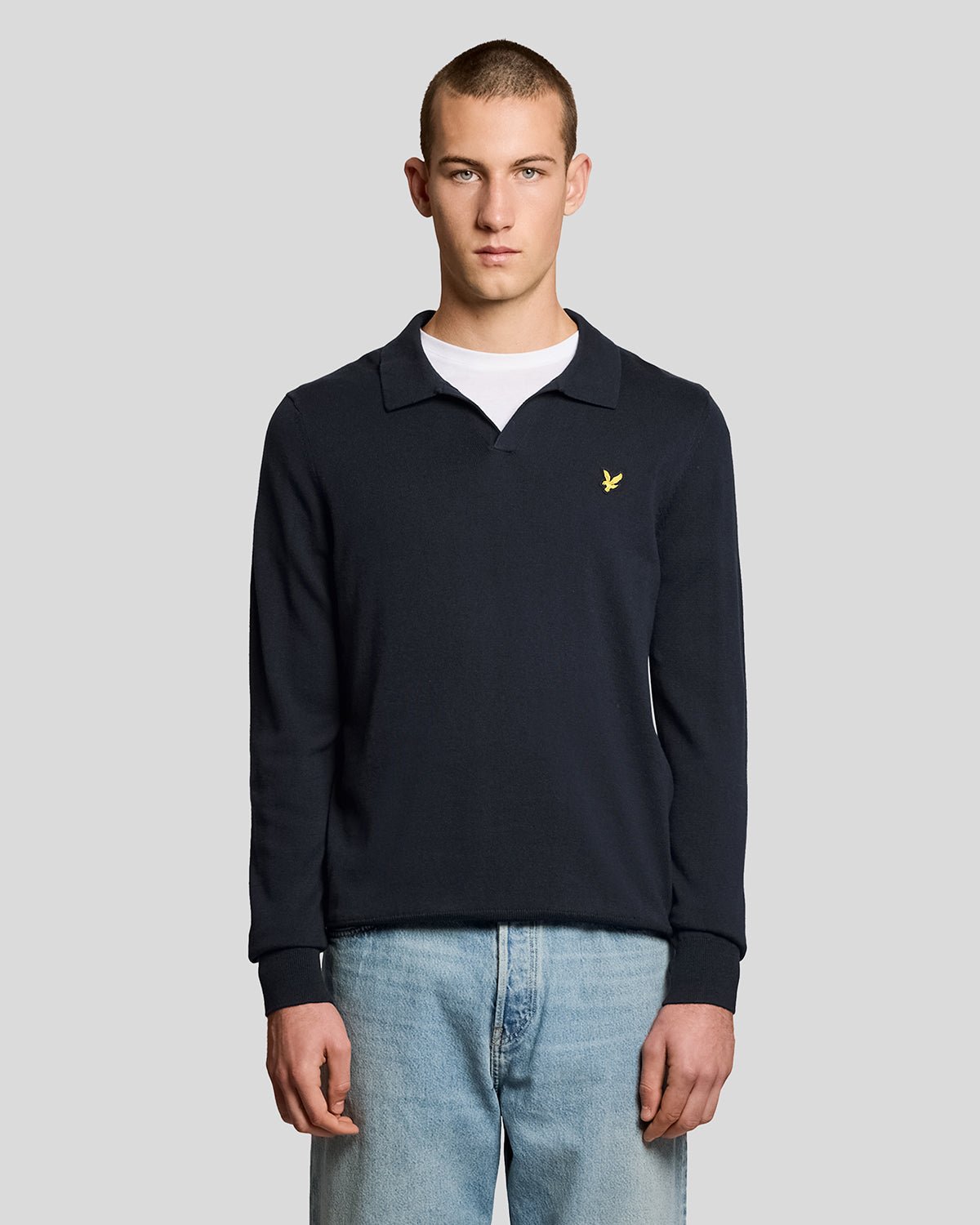 Homme portant un pull à col polo en coton bleu marine foncé