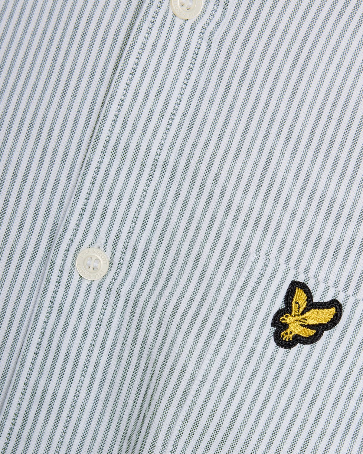 Homme portant une chemise Oxford à rayures, couleur Everglade/Blanc