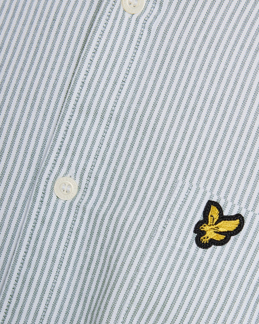 Homme portant une chemise Oxford à rayures, couleur Everglade/Blanc