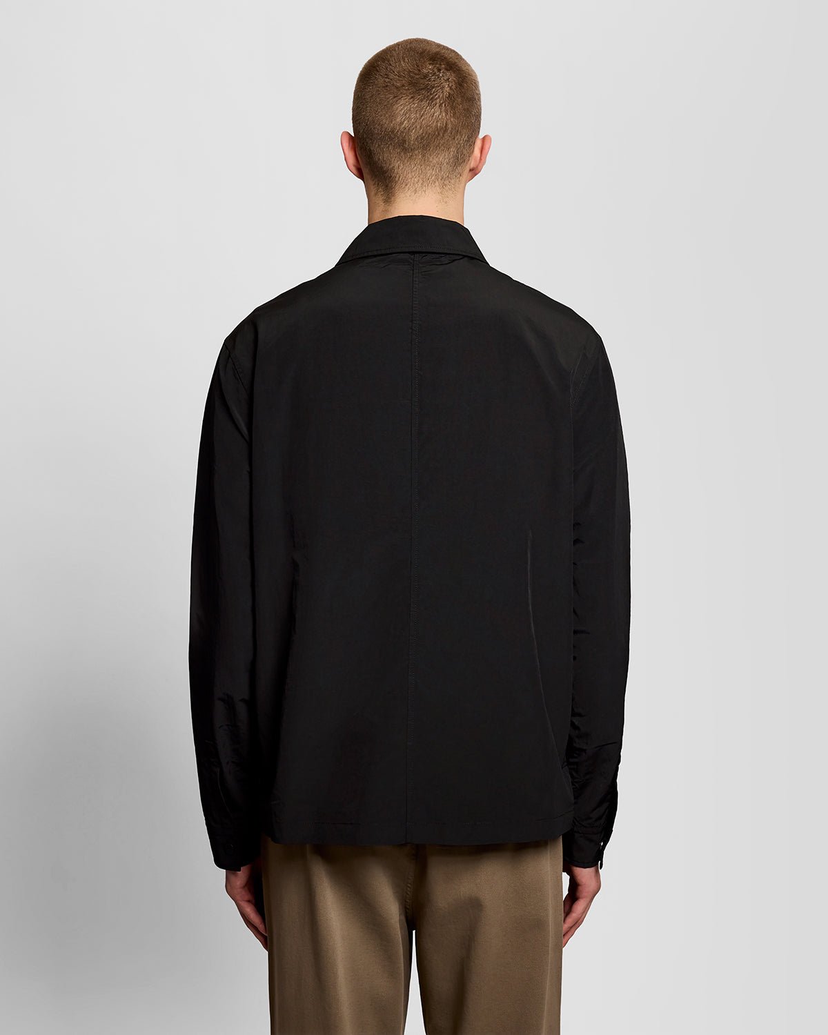 Homme portant une surchemise utilitaire légère à poches, couleur noir jais