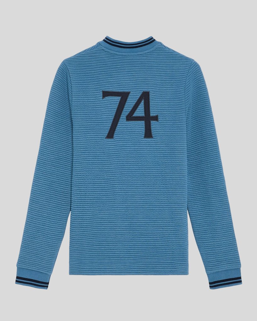 Un garçon porte un sweat-shirt de football noir de jais