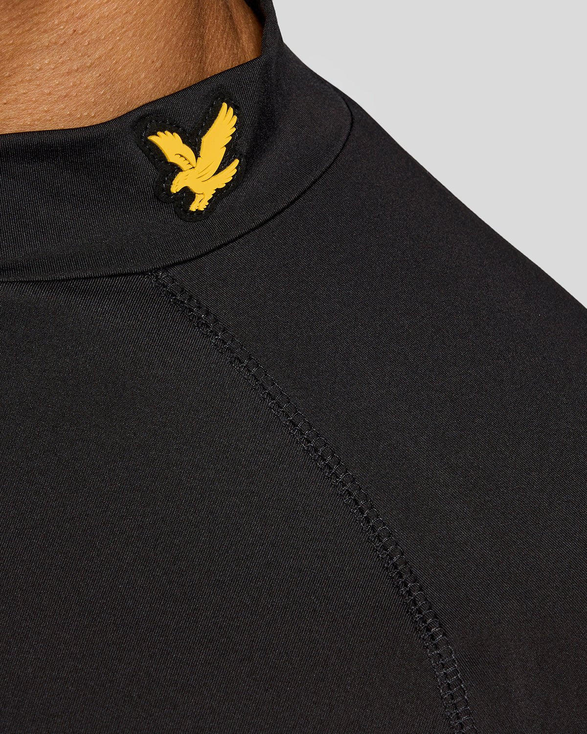 Uomo con maglia intima tecnica in nero jet