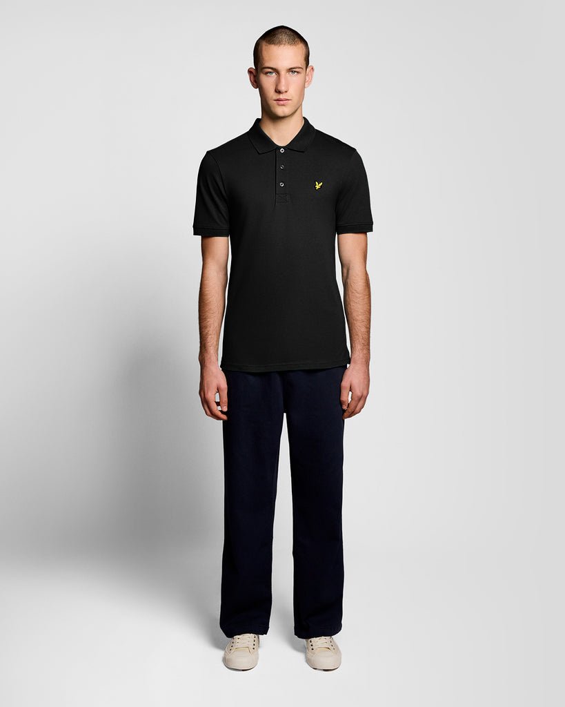 Un homme porte un polo en coton « Everyday » couleur Saddle
