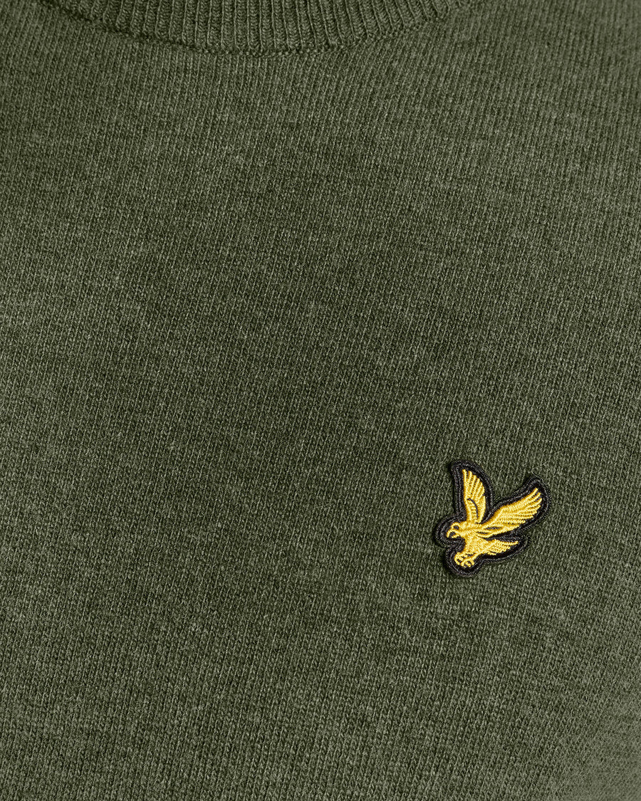 Homme portant un pull à col rond en laine d'agneau mélangée, coloris Deep Depths Marl