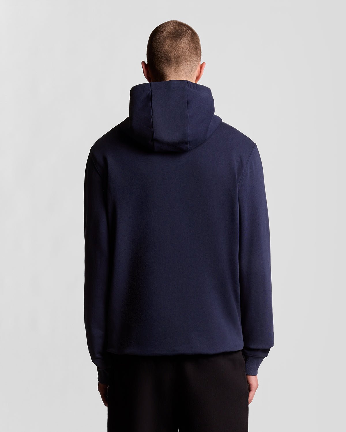 Homme portant un sweat à capuche en coton Loopback à fermeture éclair intégrale, couleur bleu marine