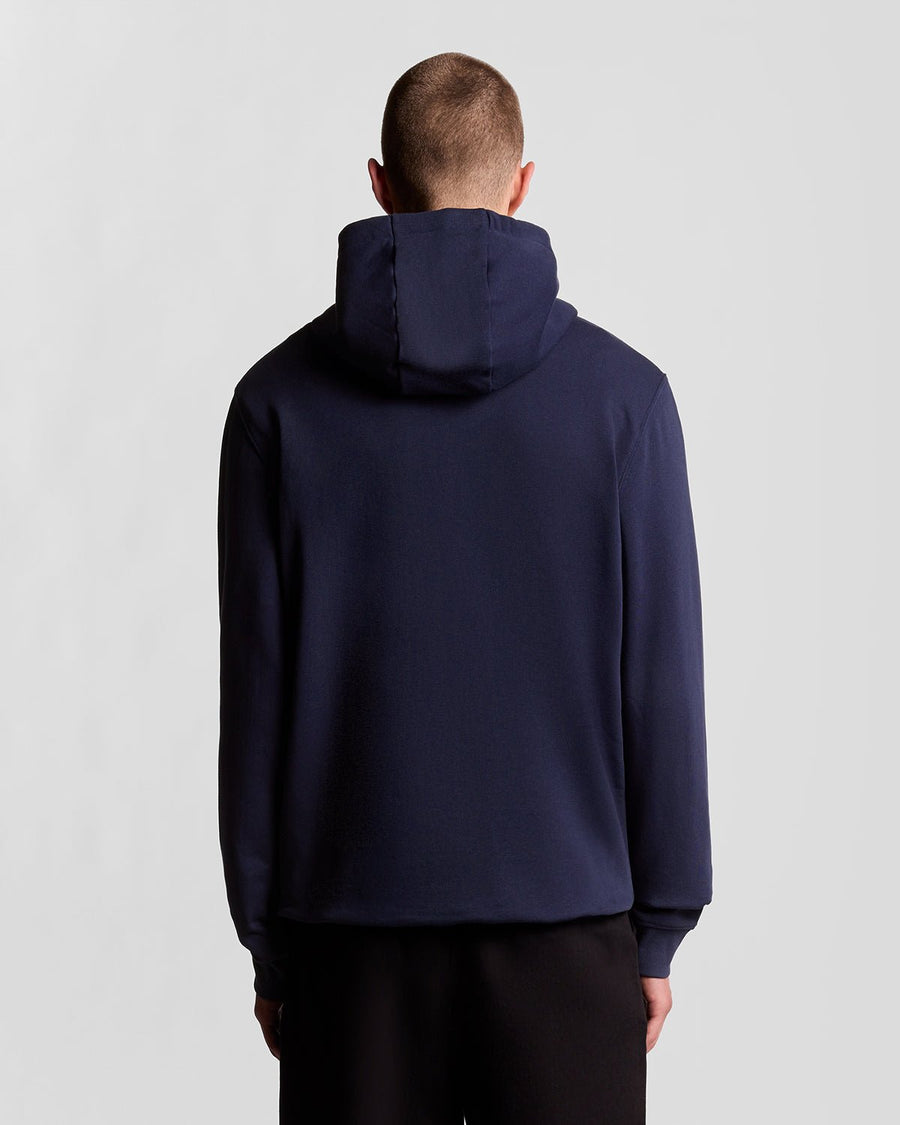 Homme portant un sweat à capuche en coton Loopback à fermeture éclair intégrale, couleur bleu marine