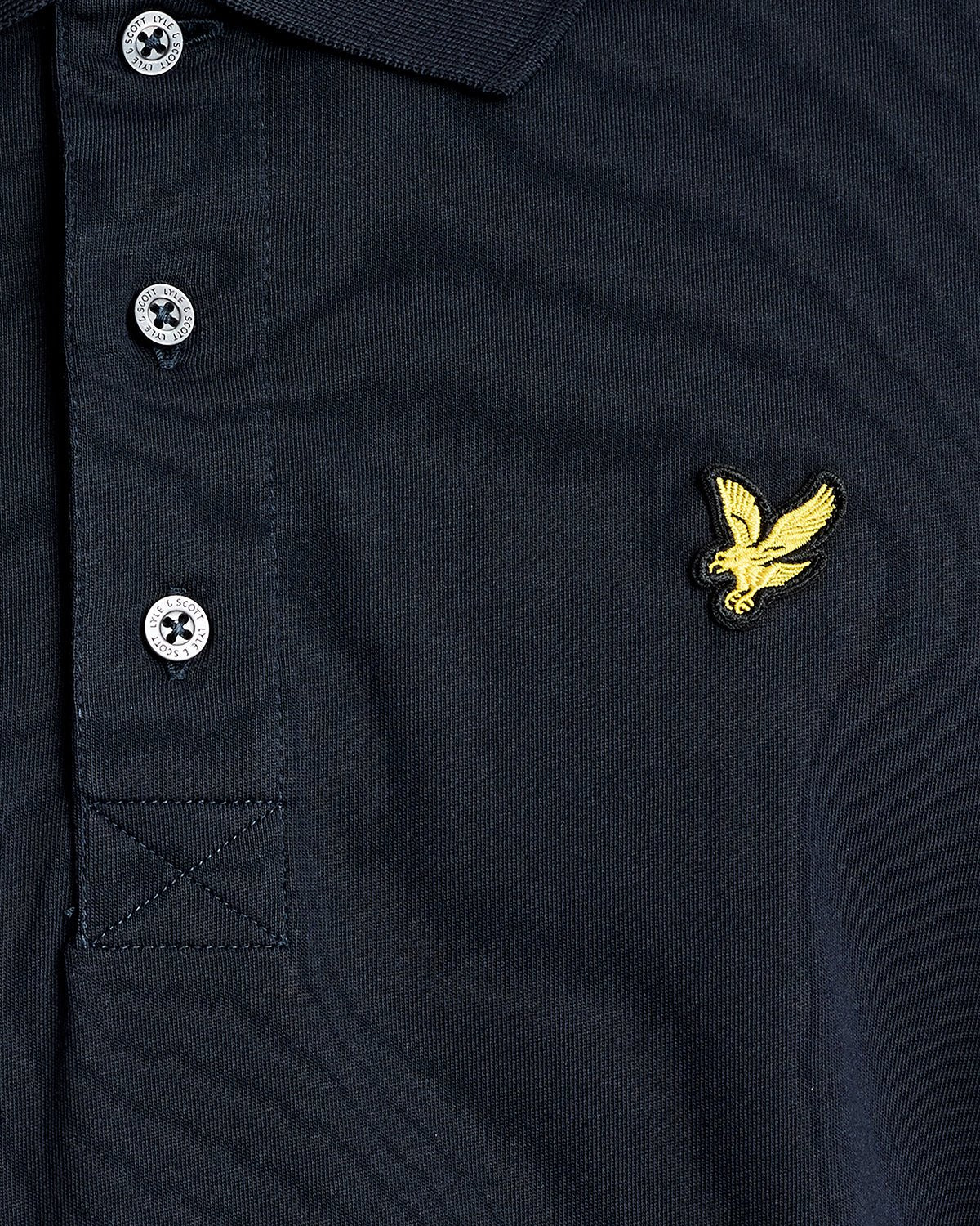 Hombre con polo de jersey de algodón en azul marino oscuro