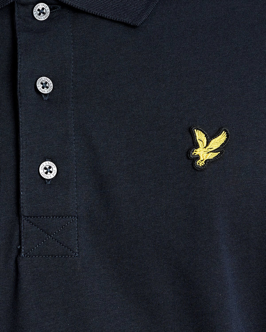 Hombre con polo de jersey de algodón en azul marino oscuro