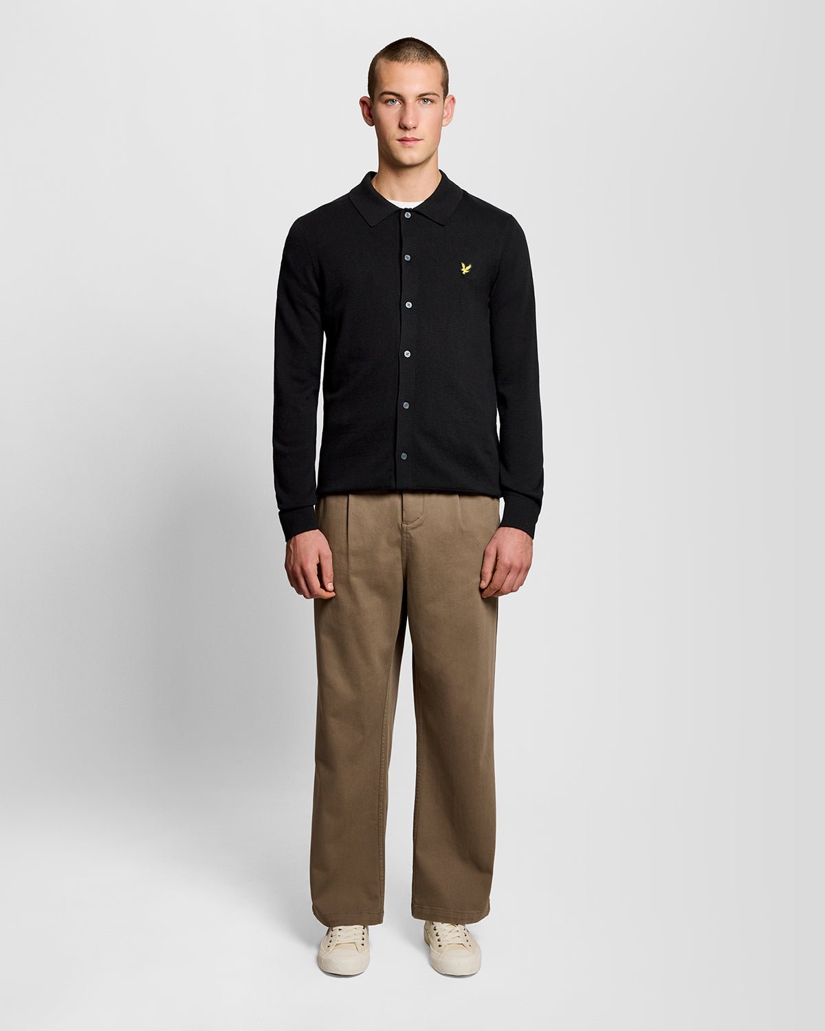 Un homme porte un pull en coton noir de jais