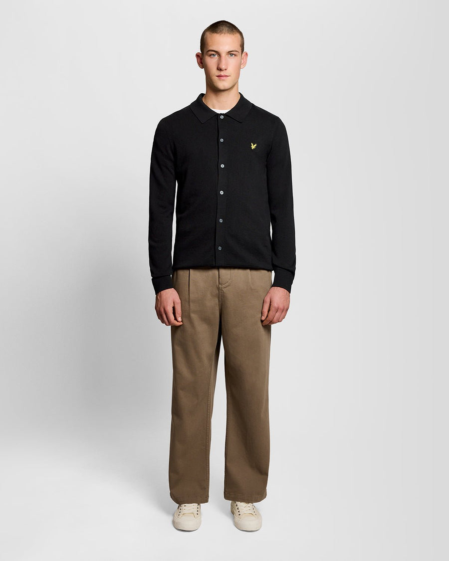 Un homme porte un pull en coton noir de jais