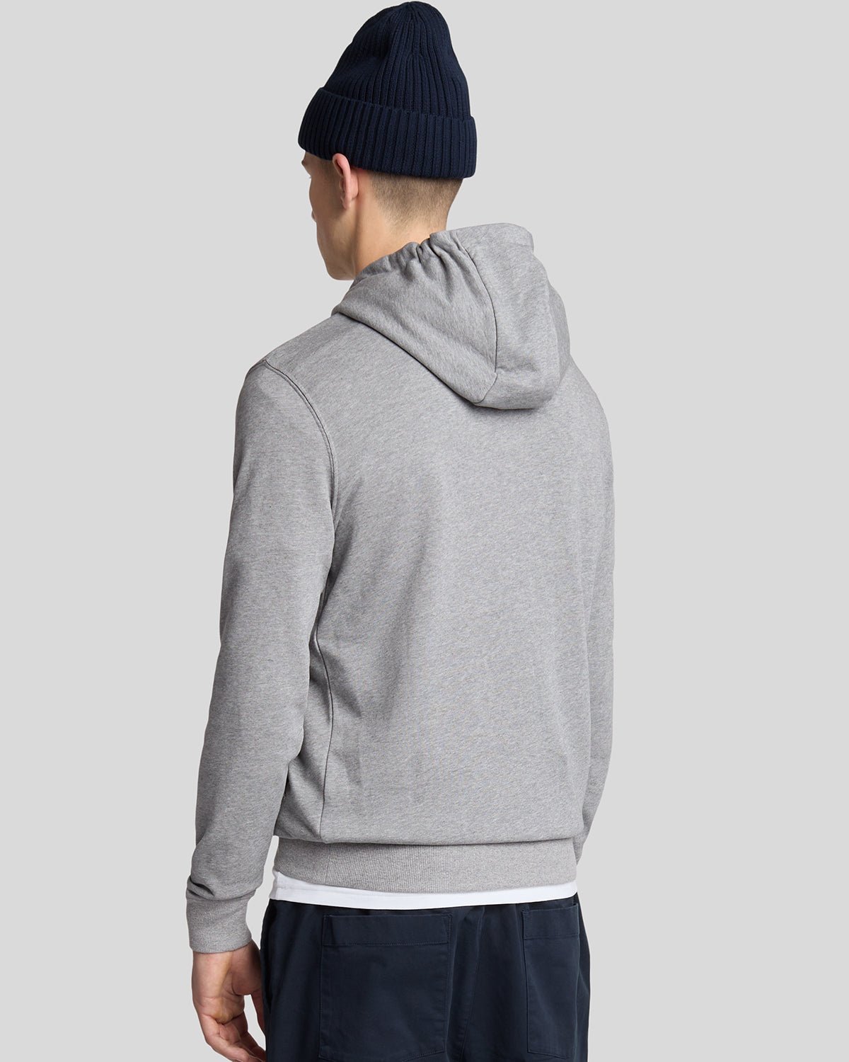 Homme portant un sweat à capuche en coton Loopback, couleur gris chiné moyen