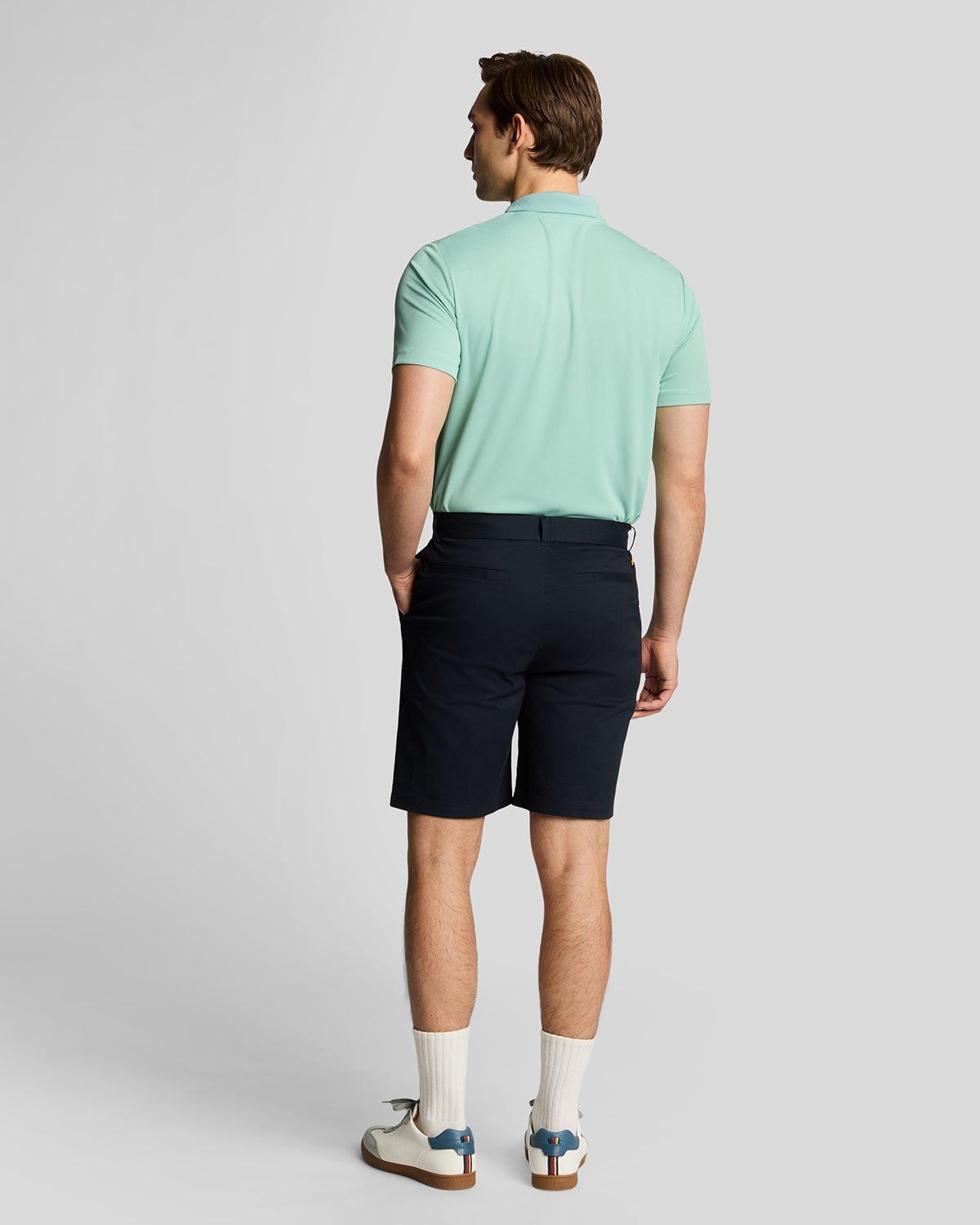 Homme portant un short chino stretch « Course » bleu marine foncé